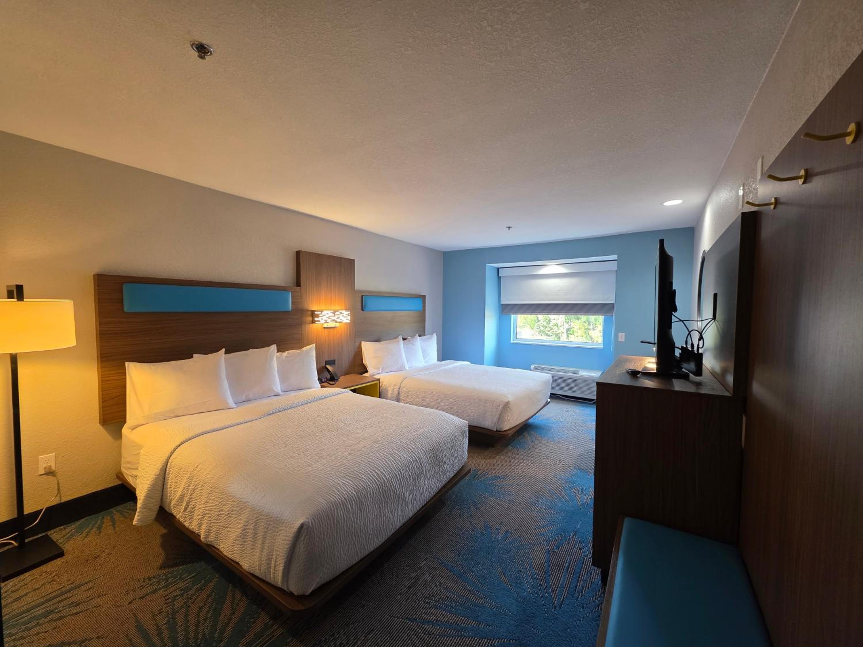 Deluxe Queen Room with Two Queen Beds - Mobility Accessible/Non-Smoking - Photo 3
