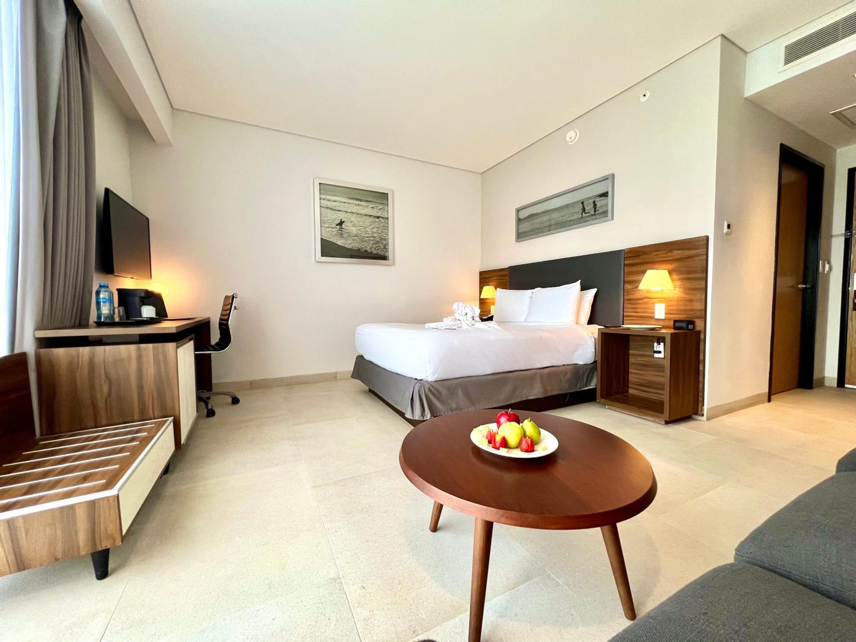 Junior Suite with Queen Bed - Photo 2