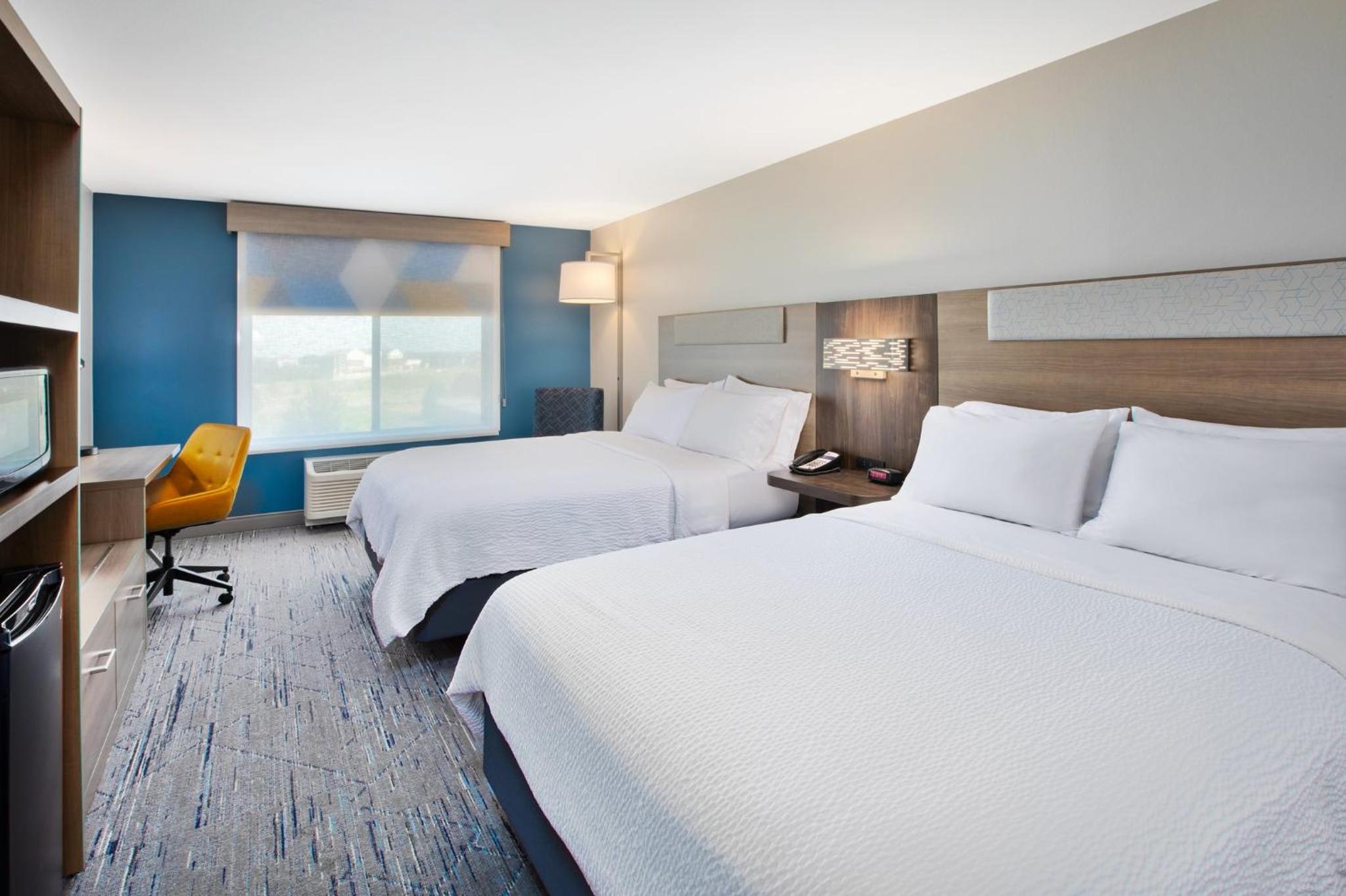 Standard Room with Two Queen Beds photo 1