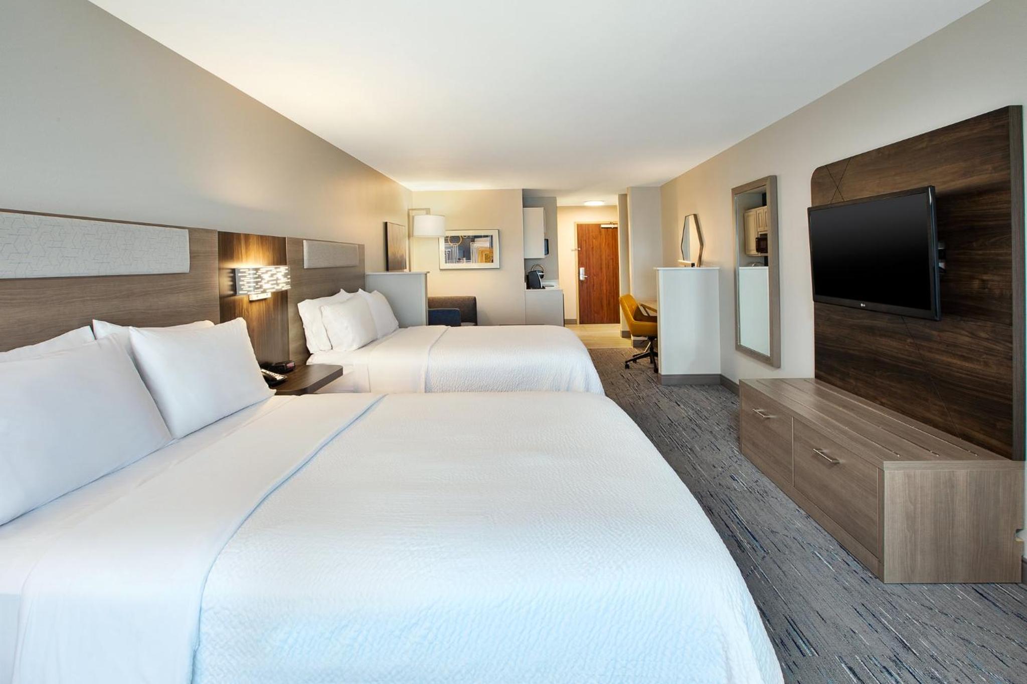 Queen Suite with Two Queen Beds and Sofa Bed photo 3