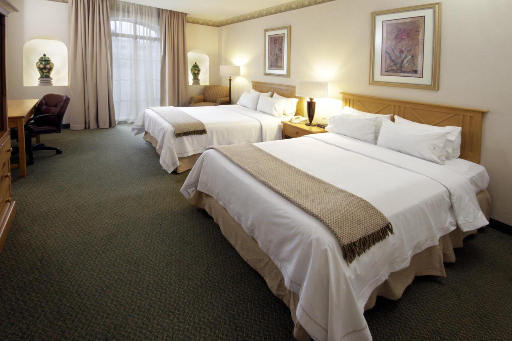 Standard Room with Two Queen Beds - Photo 5