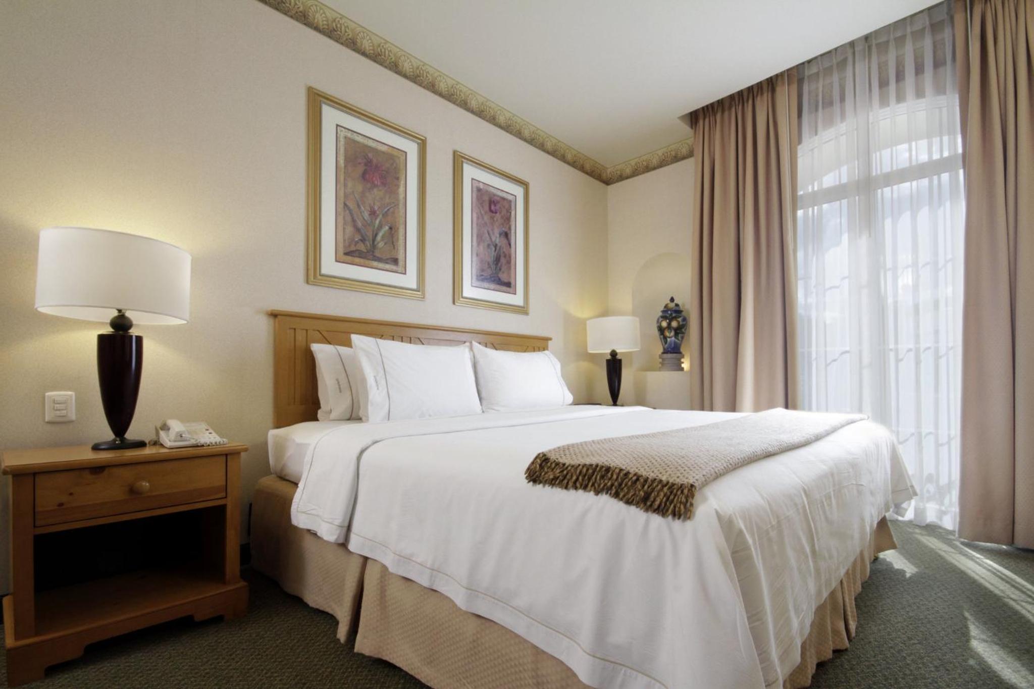 Standard King Room - Photo 5