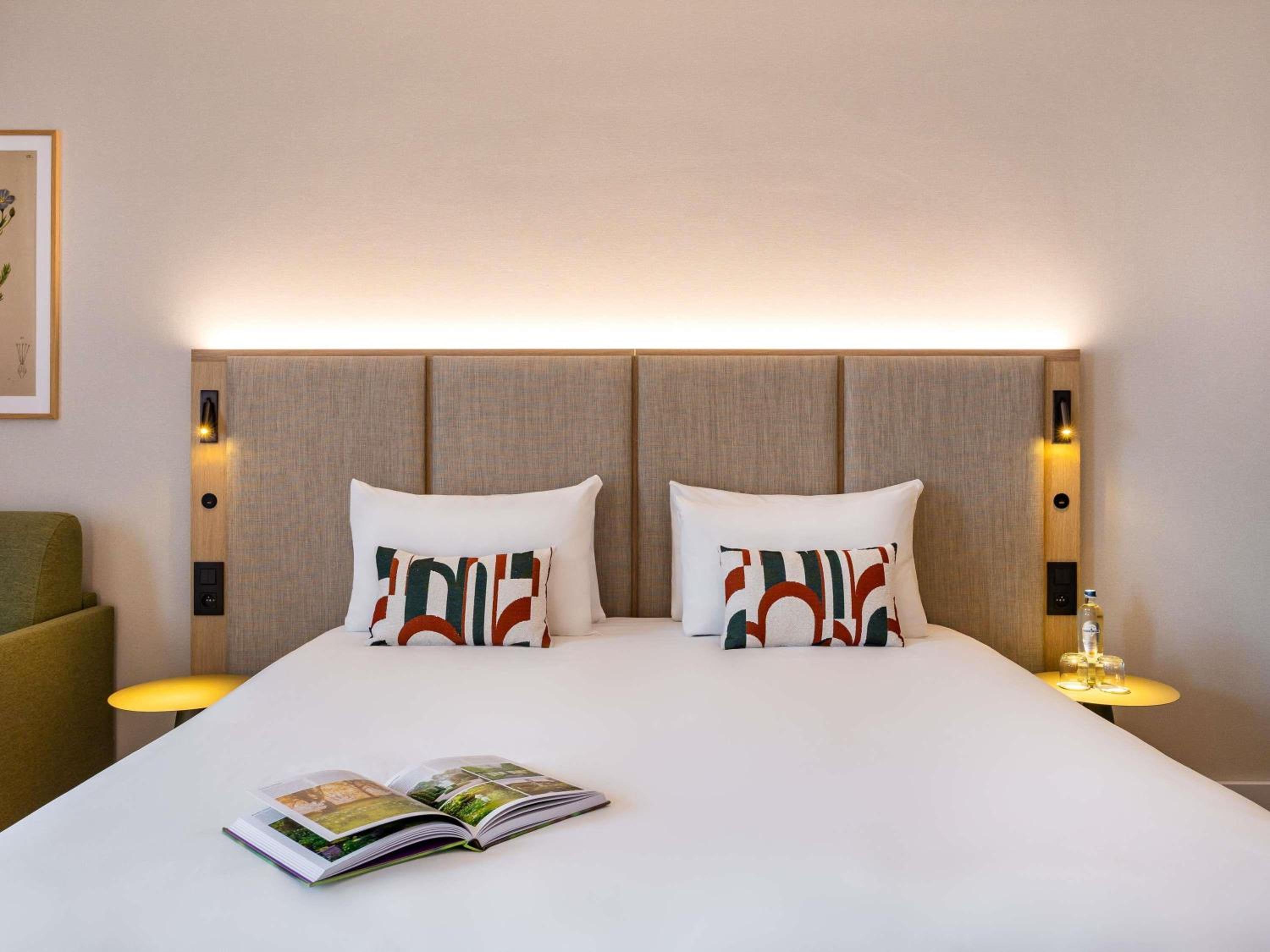 Deluxe Room with One King Bed and One Single Bed - Photo 5