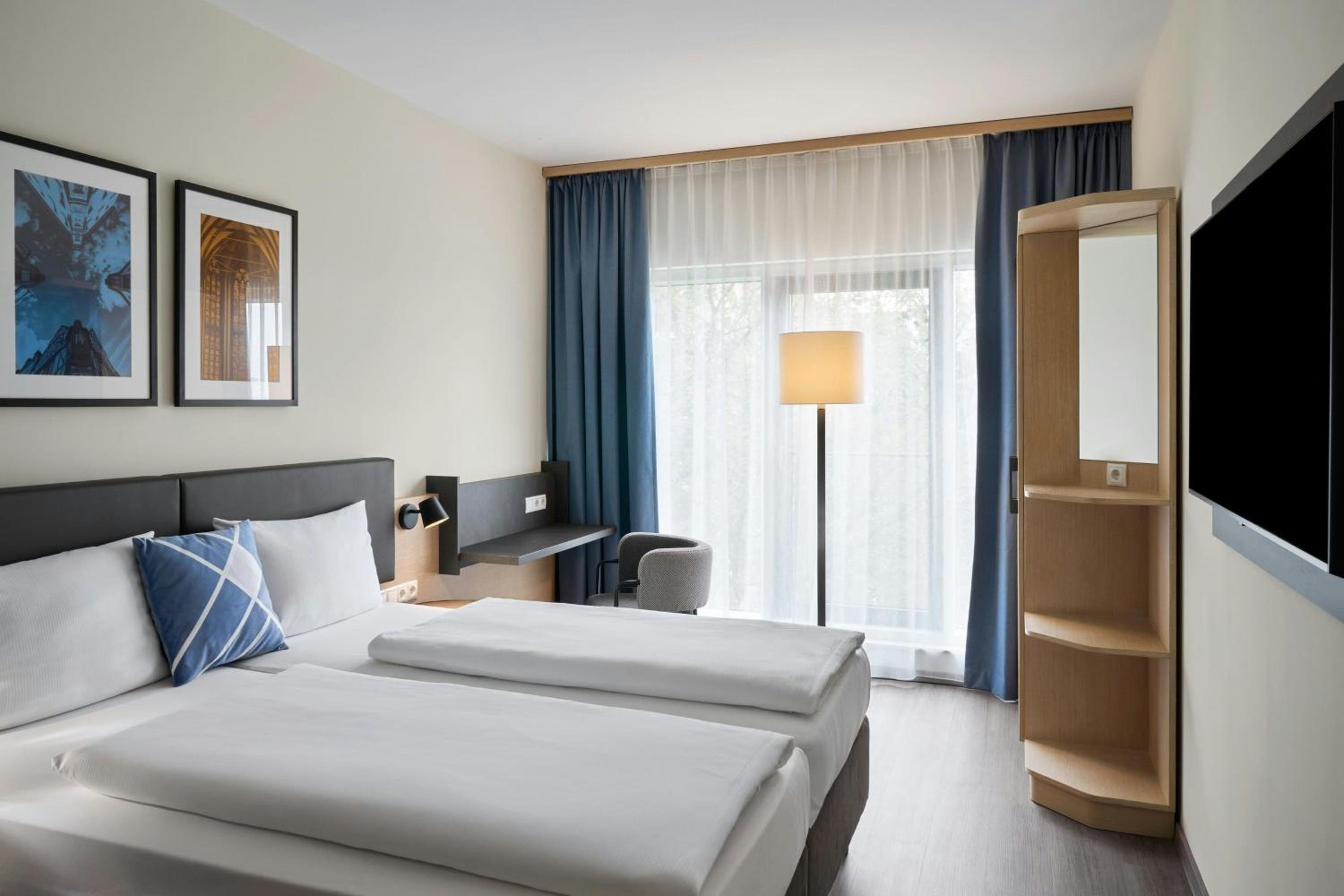 Standard Twin Room with Street View