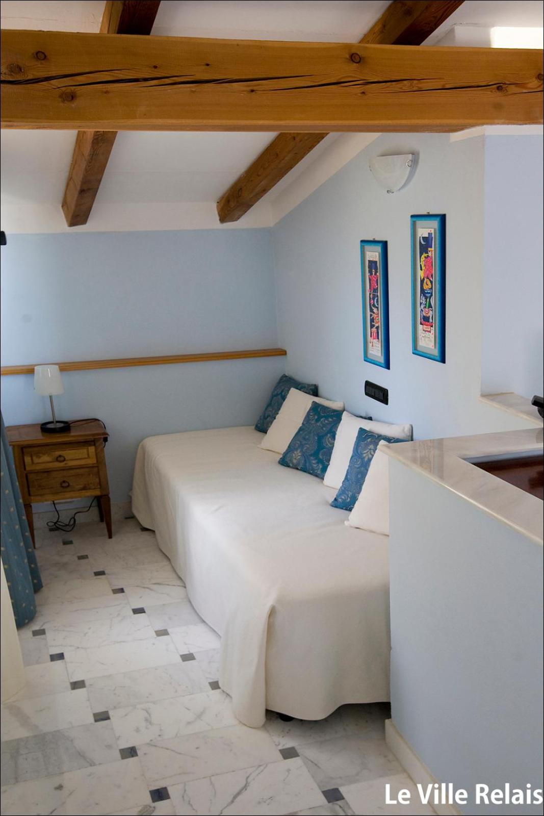 Suite - Photo 3