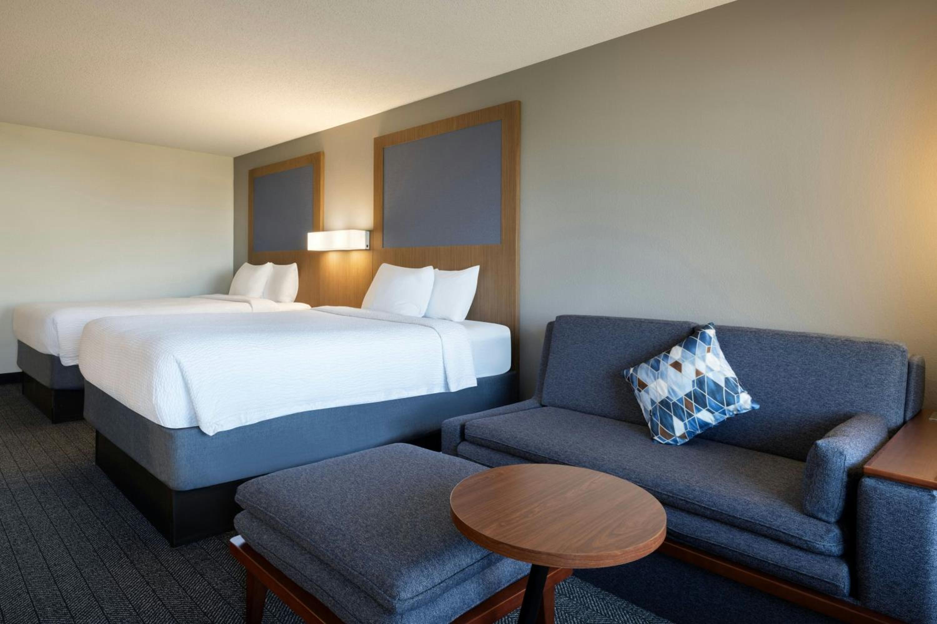Queen Room with Two Queen Beds and Sofa Bed - Photo 2