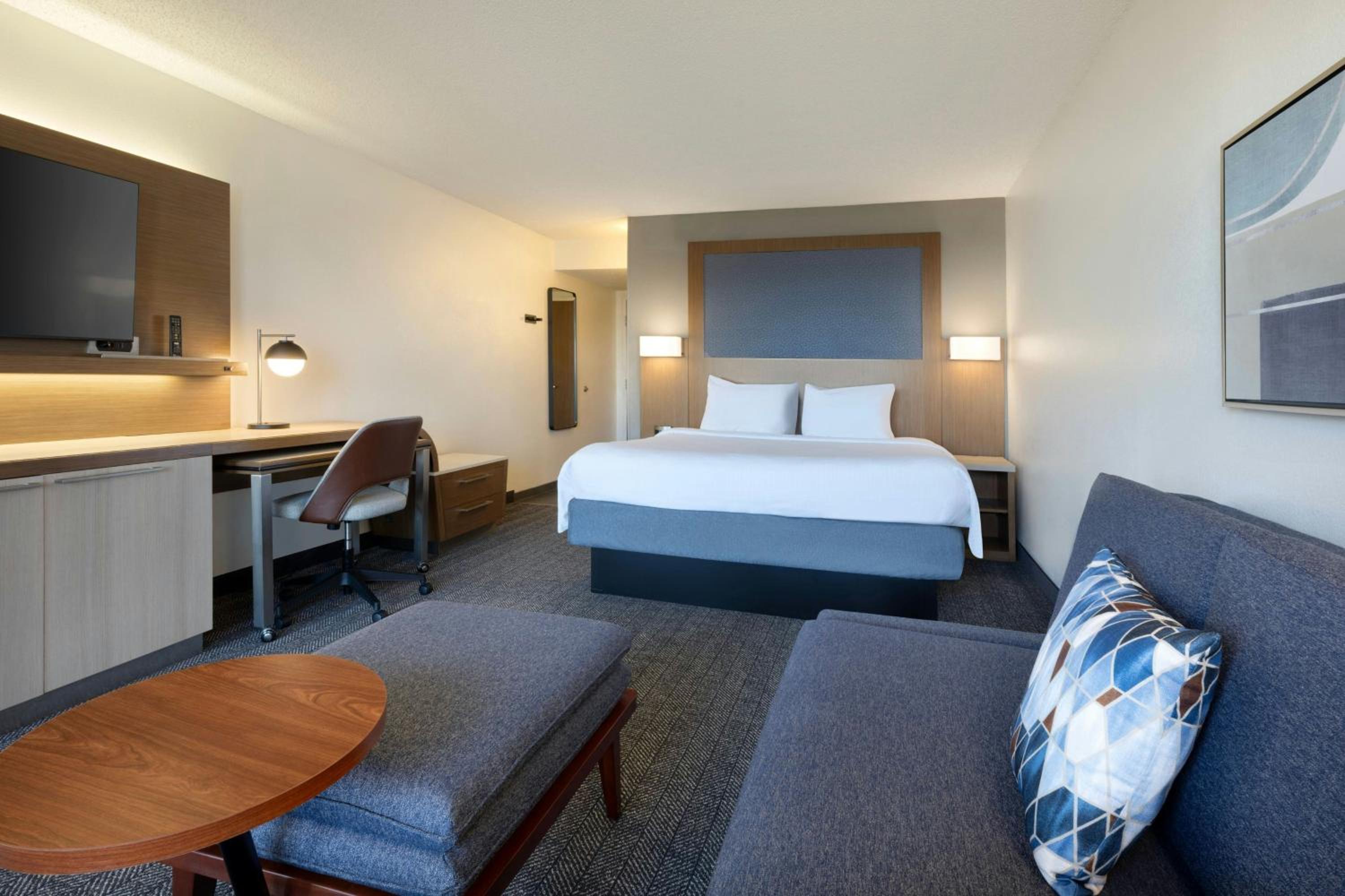 King Room with Sofa Bed - Hearing Accessible - Photo 3
