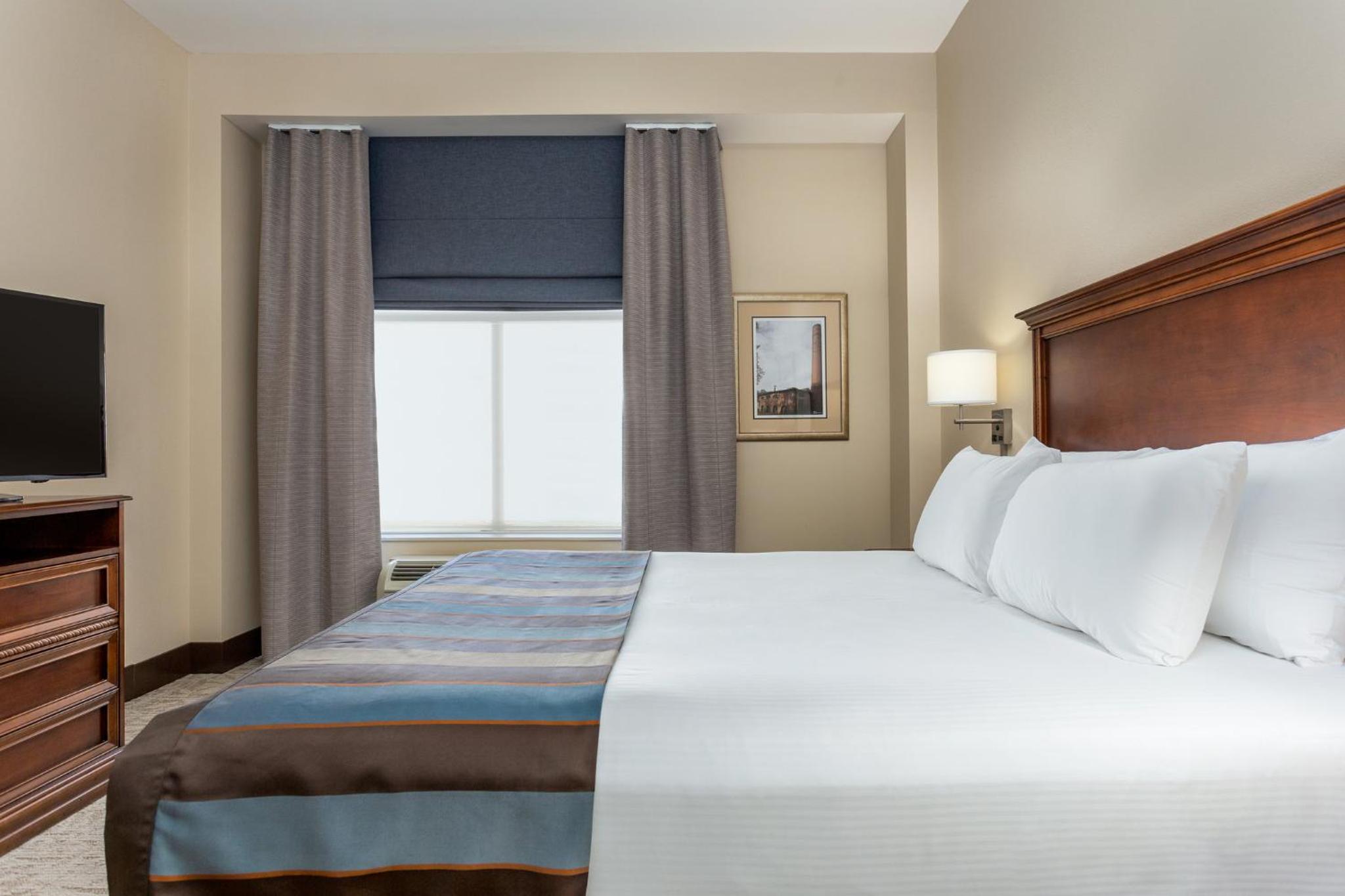 Standard Queen Room with Mobility Accessible Roll-In Shower