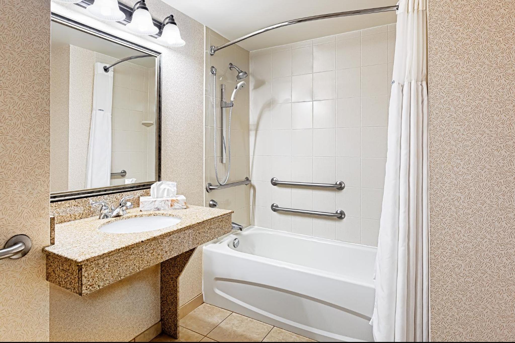 Queen Studio Suite - Mobility Access Tub/Non-Smoking - Photo 1