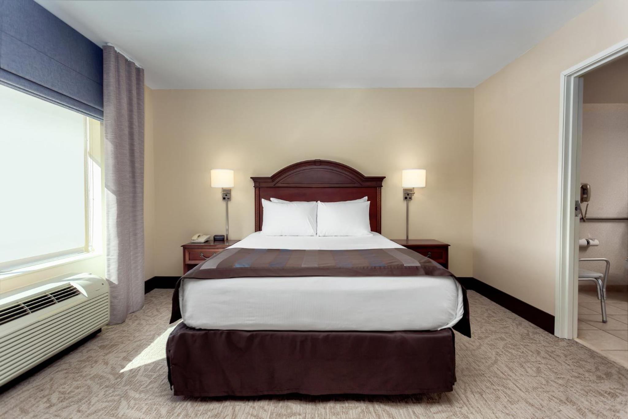 Queen Studio Suite - Mobility Access Tub/Non-Smoking - Photo 2