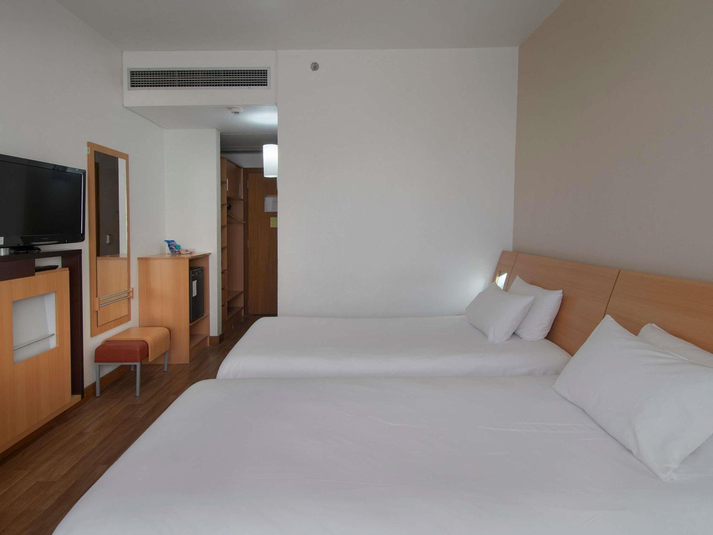 Standard Room with Two Single Beds - Photo 2
