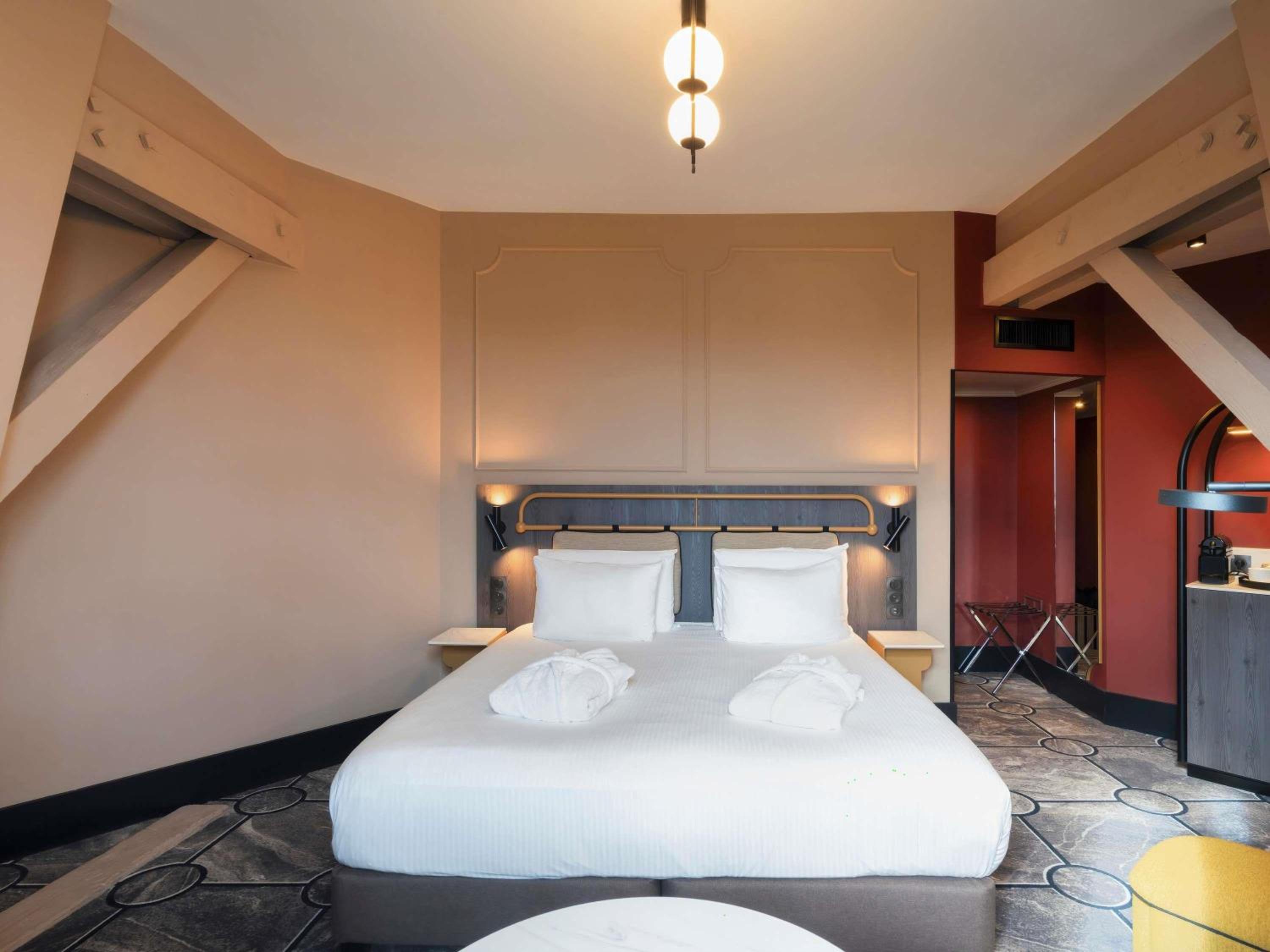 Deluxe Room with King Bed - Photo 1