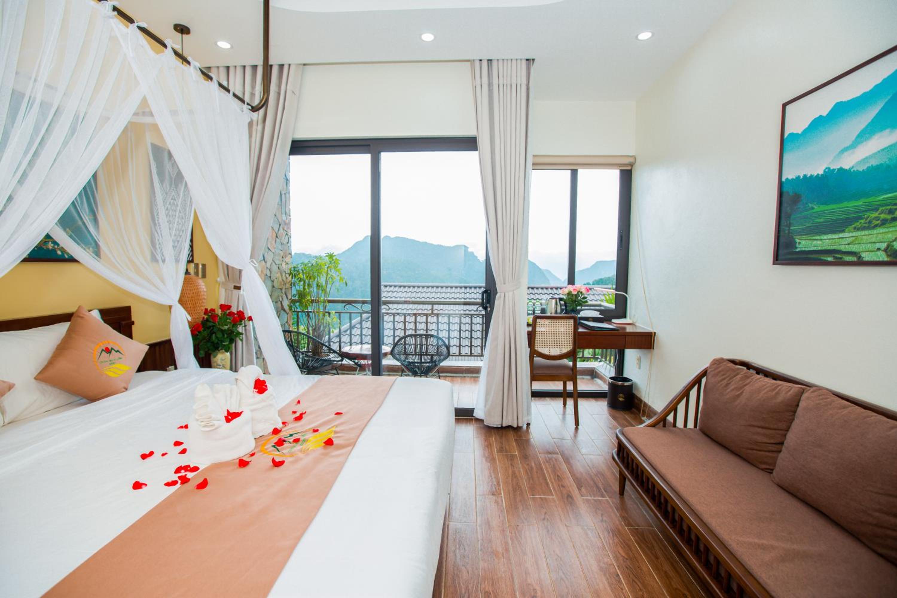 Deluxe Double Room with Balcony photo 2