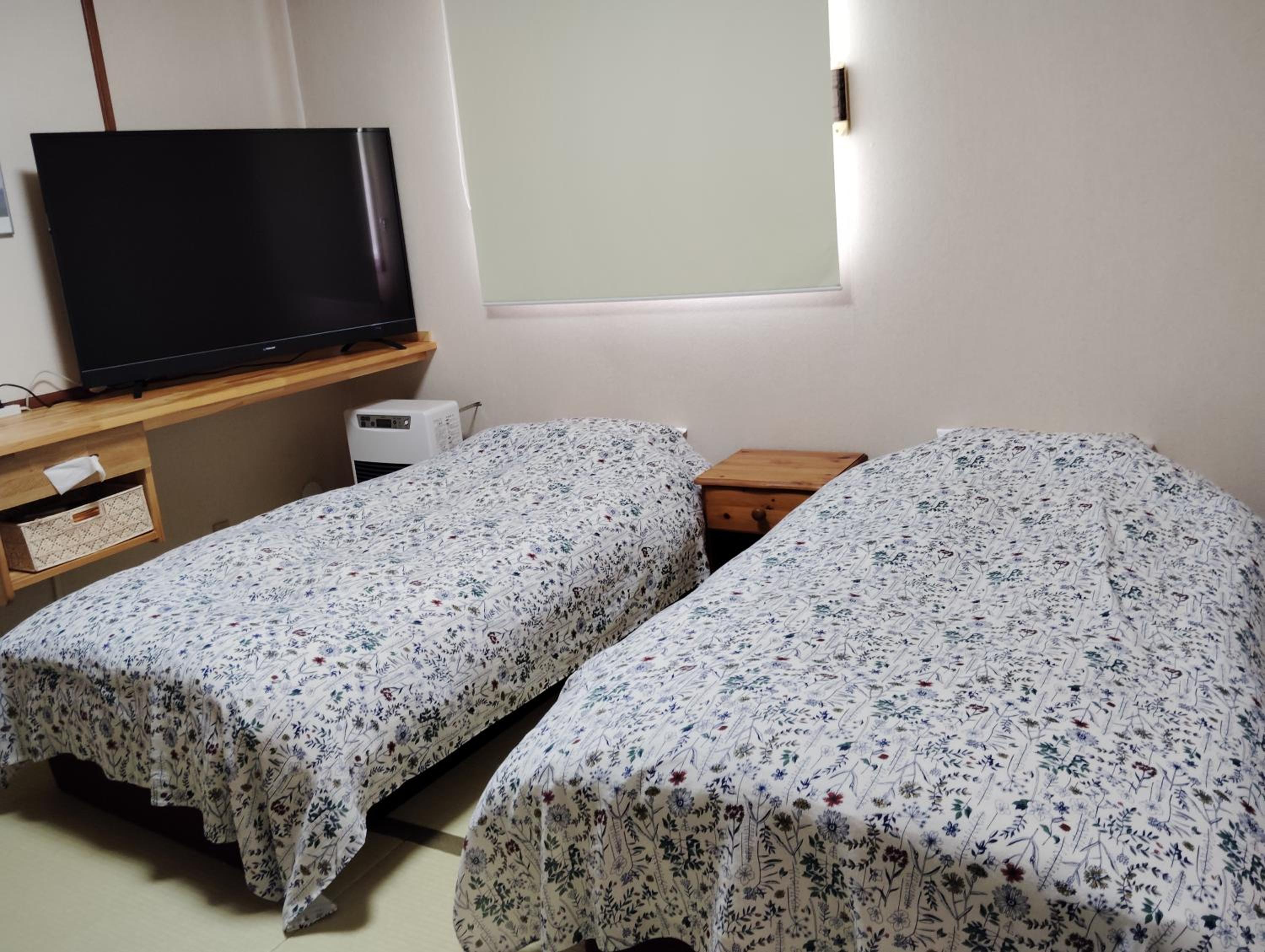 Standard Twin Room with Shared Bathroom photo 2