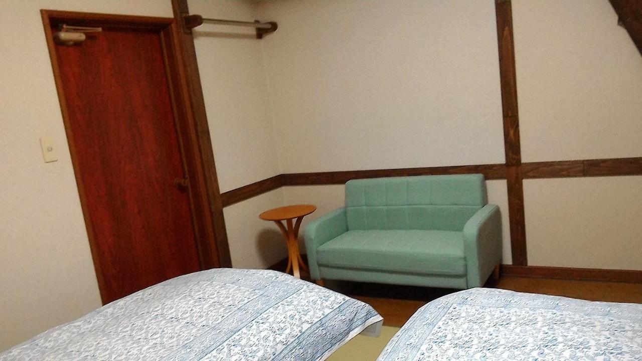 Standard Twin Room with Shared Bathroom photo 3