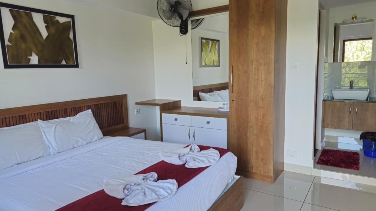 Queen Room photo 2