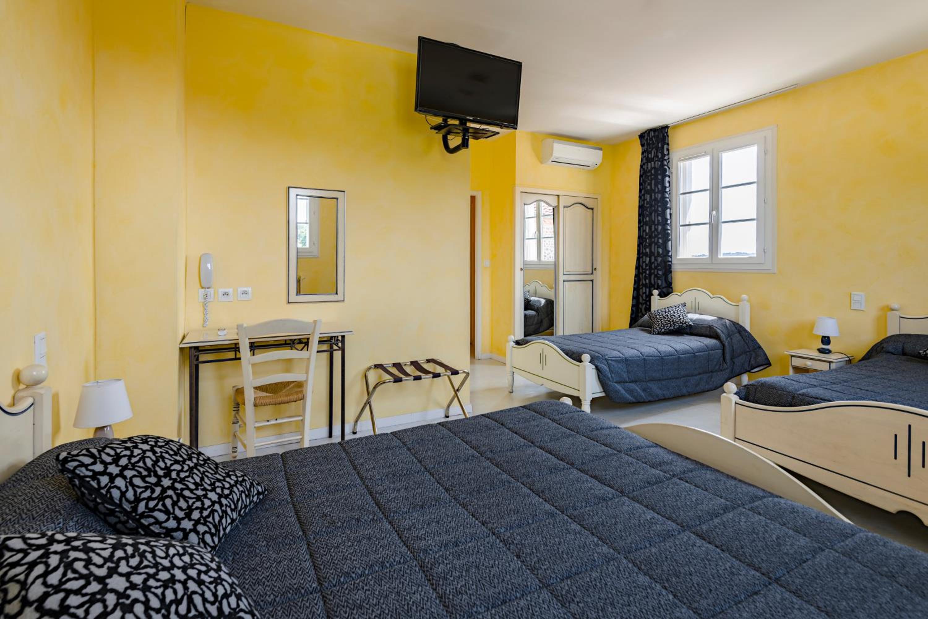 Quadruple Room - Photo 1