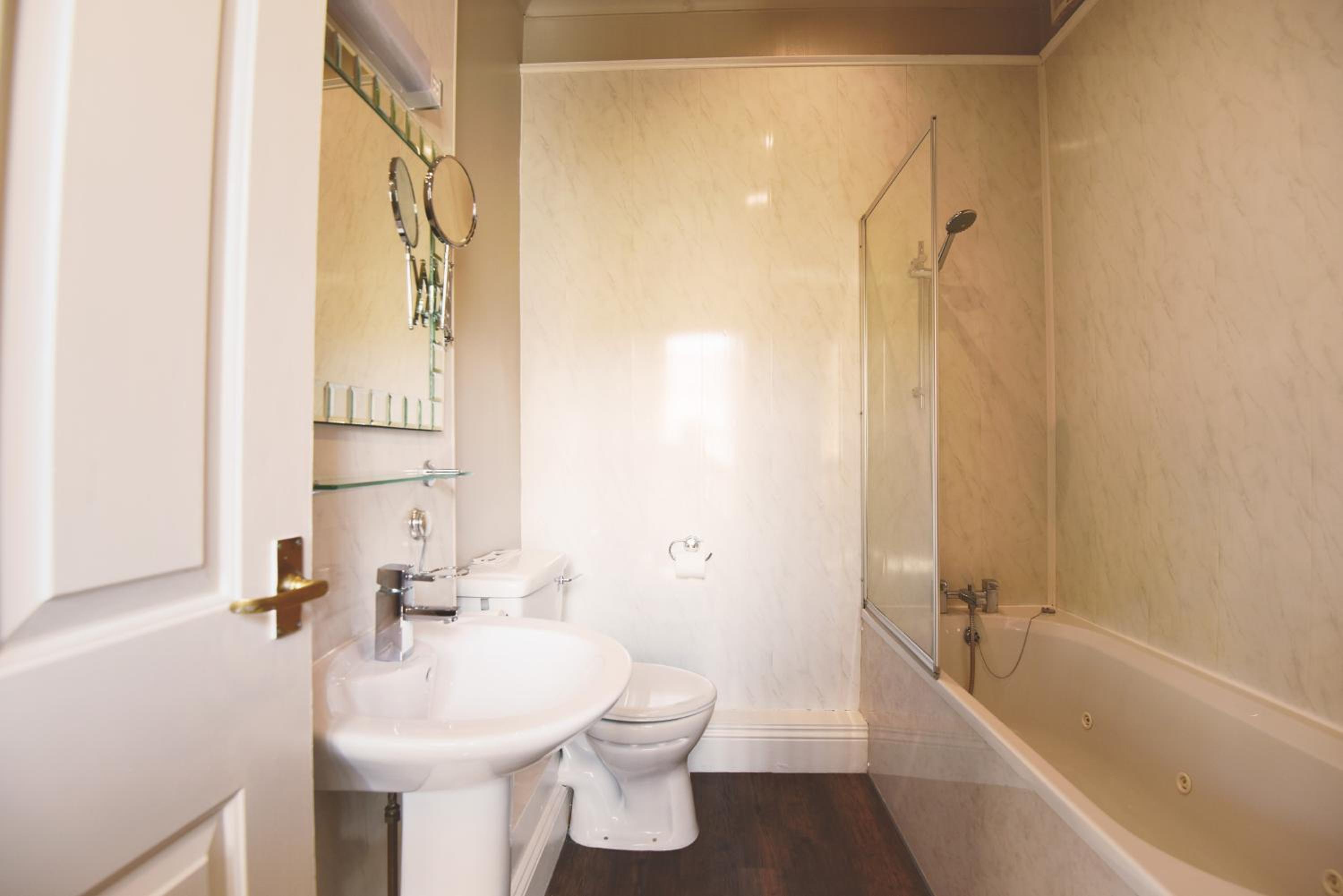 King Room with Spa Bath photo 2