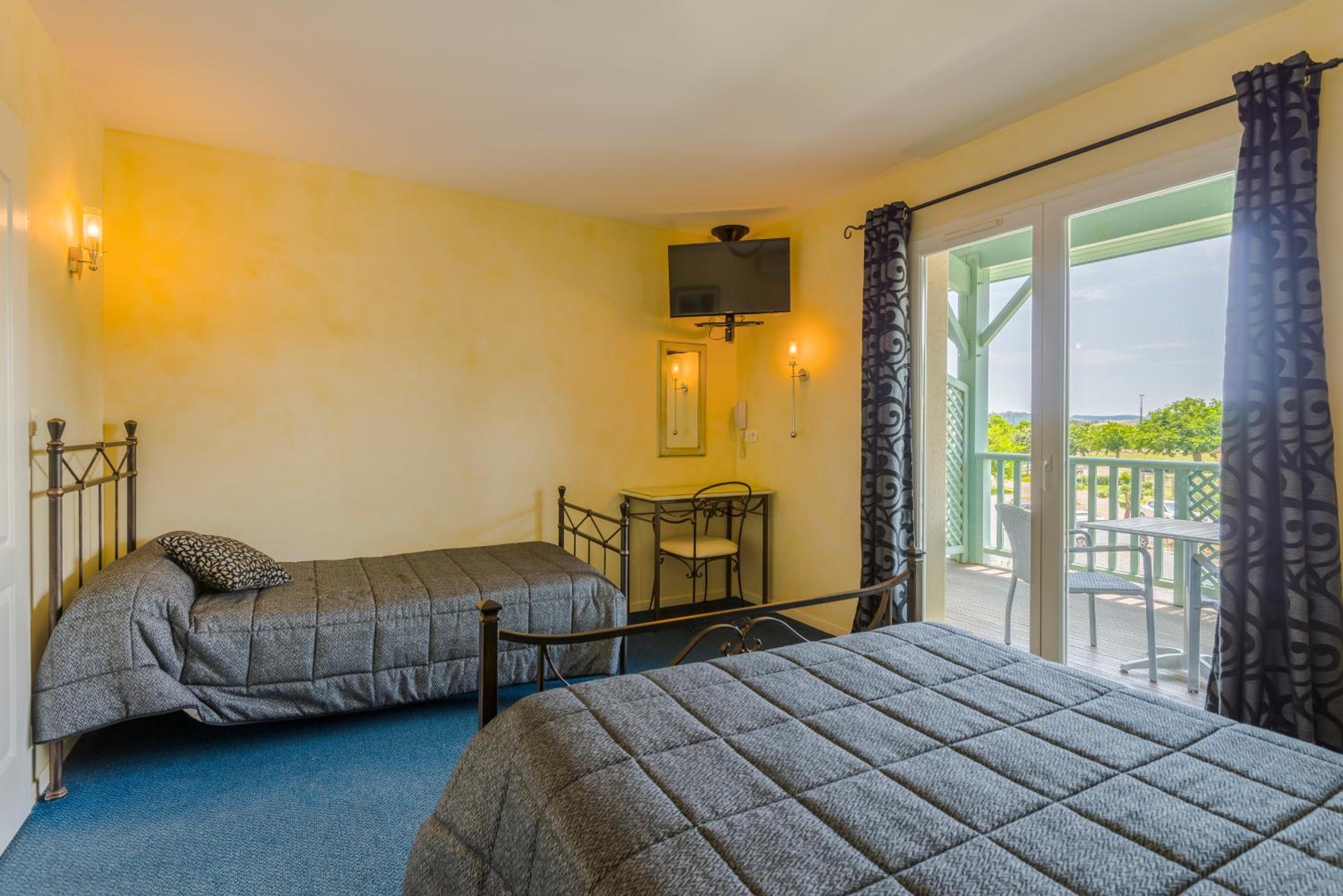Triple Room (1 Double Bed + 1 Single Bed) photo 3