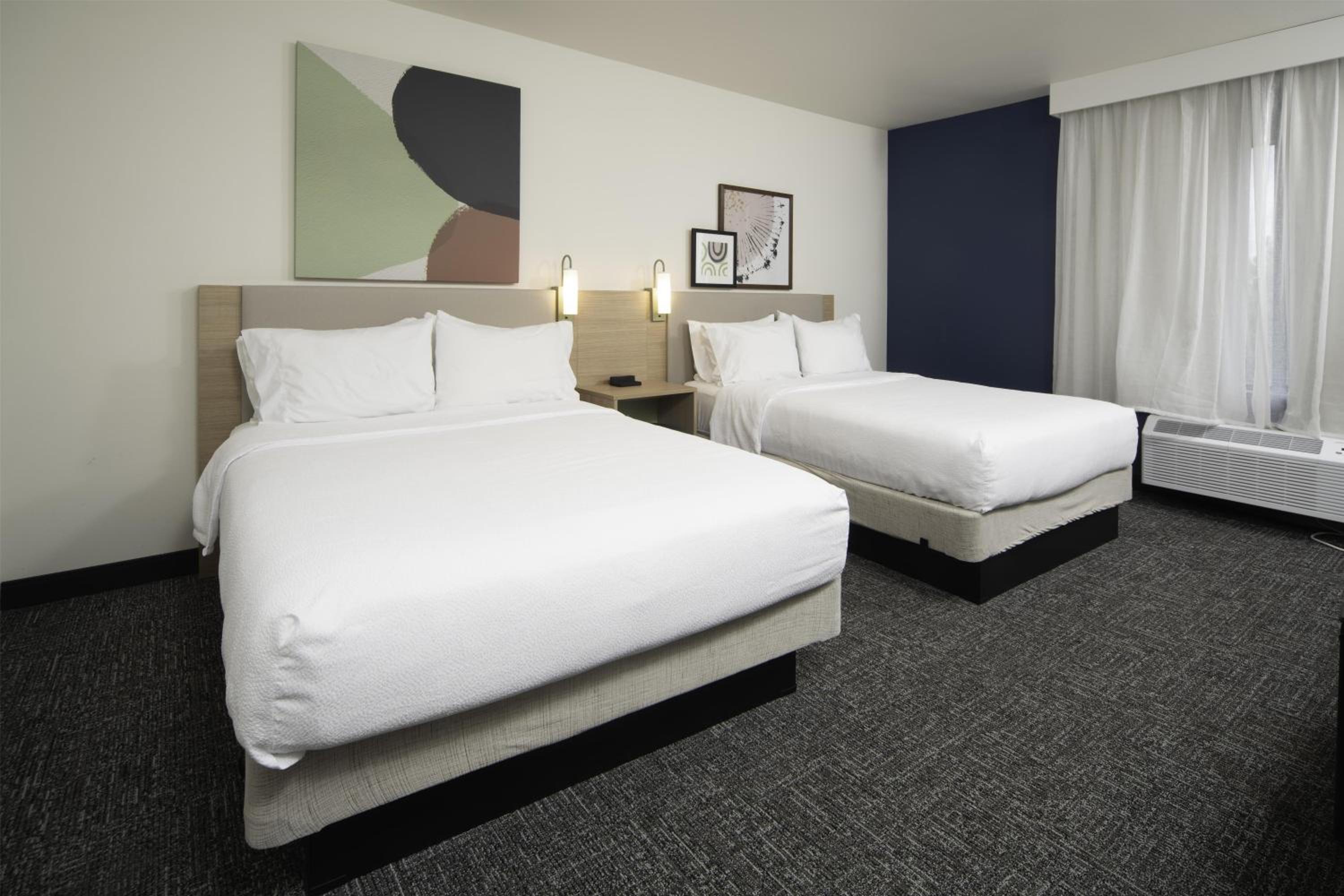 Queen Room with Two Queen Beds - Photo 3