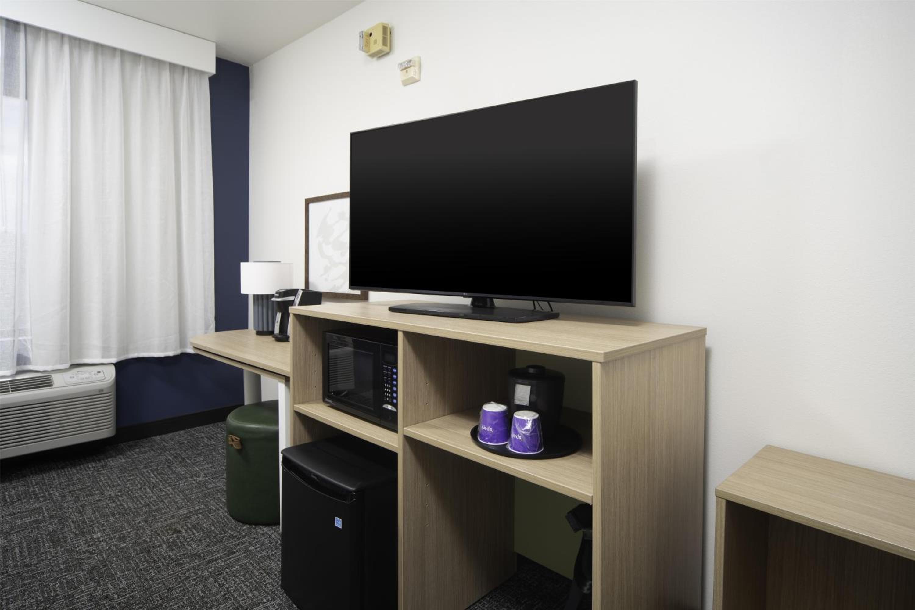 King Room with Mobility Accessible Tub - Photo 2