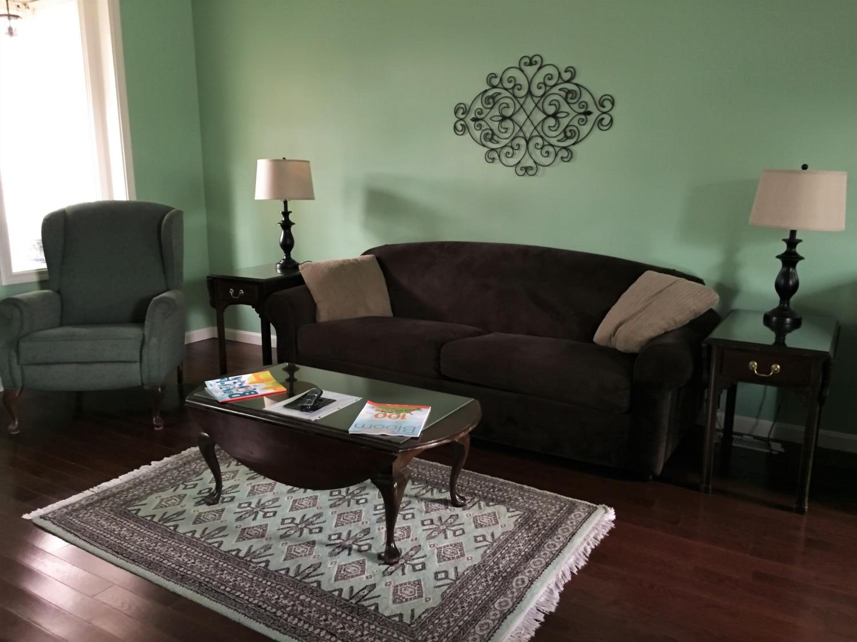 Queen Townhouse - Photo 1