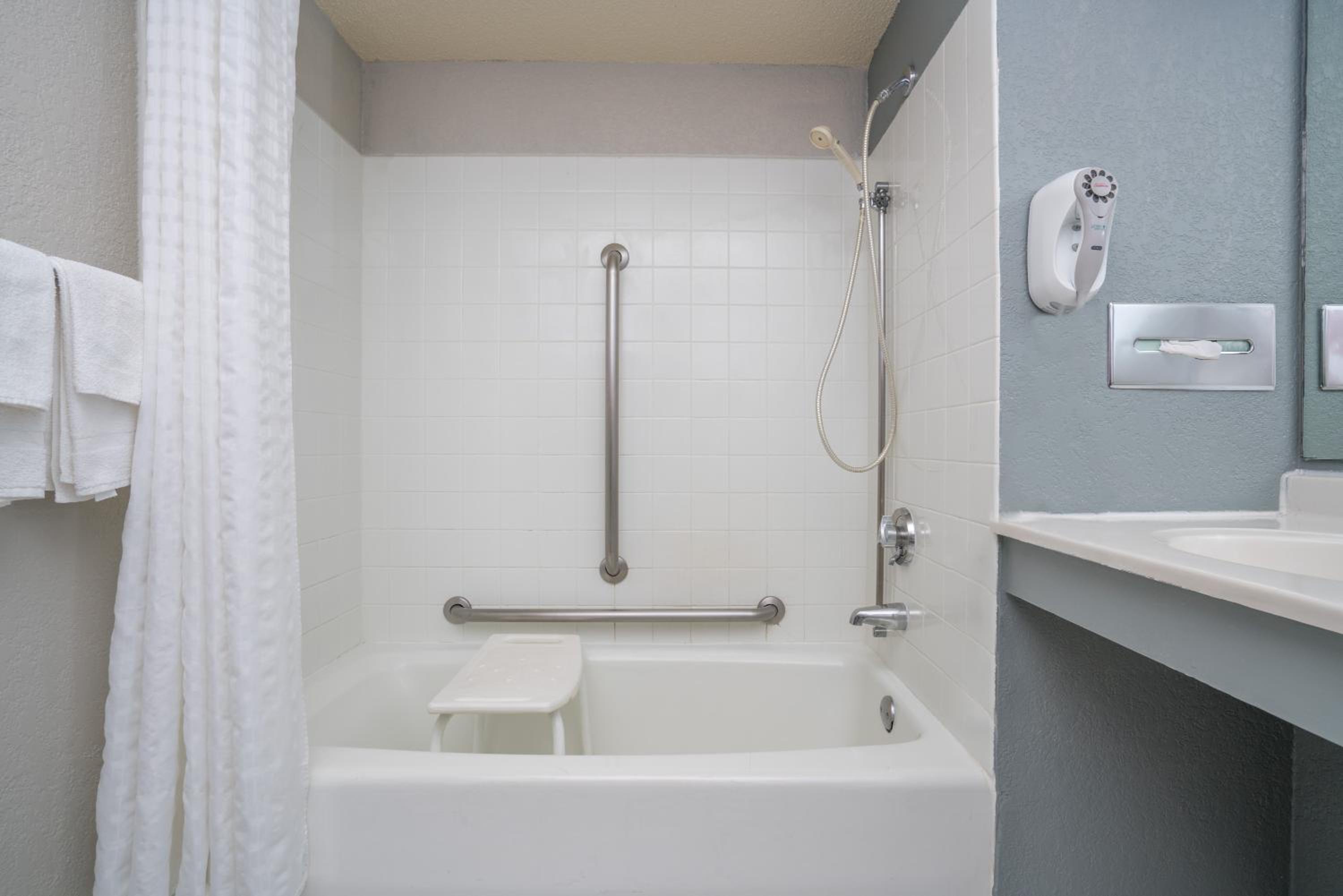 Queen Room - Disability Access/Non-Smoking photo 2