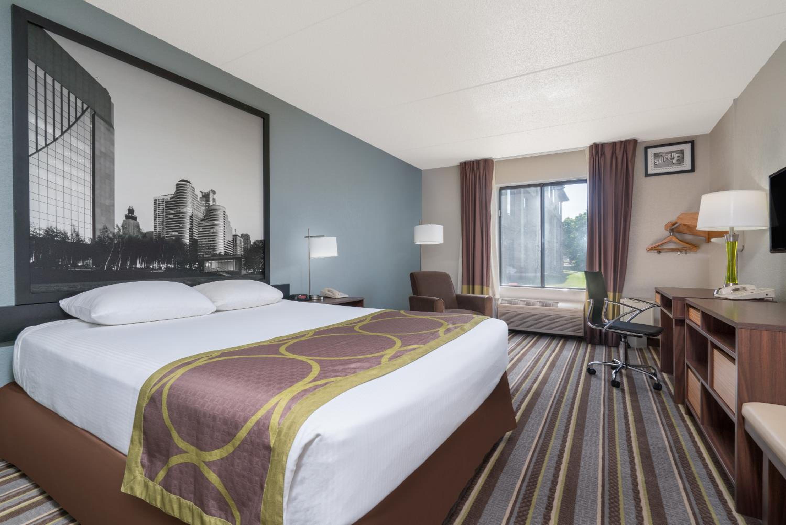 King Room - Non-Smoking - Photo 5