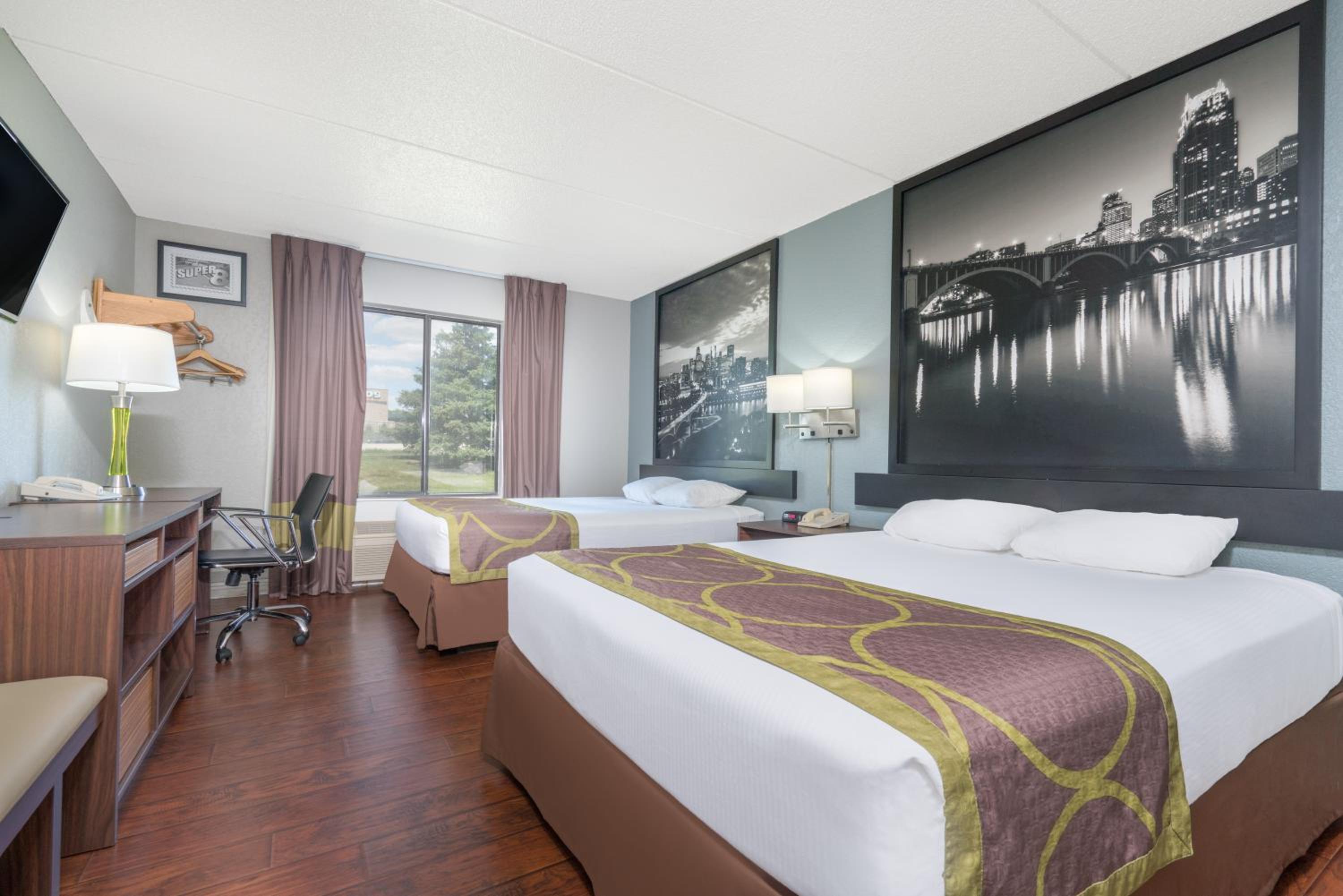 Queen Room with Two Queen Beds - Non-Smoking - Photo 4