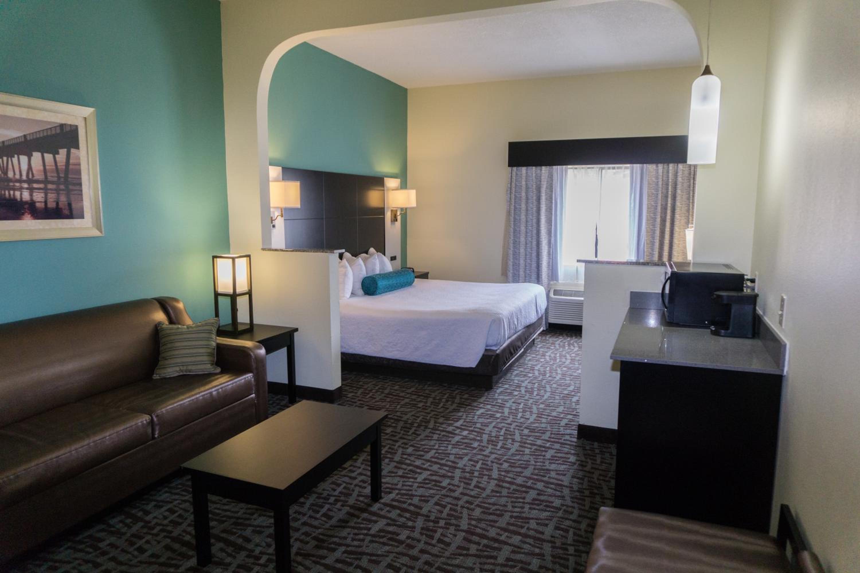 King Suite with Sofa Bed - Non-Smoking - Photo 4
