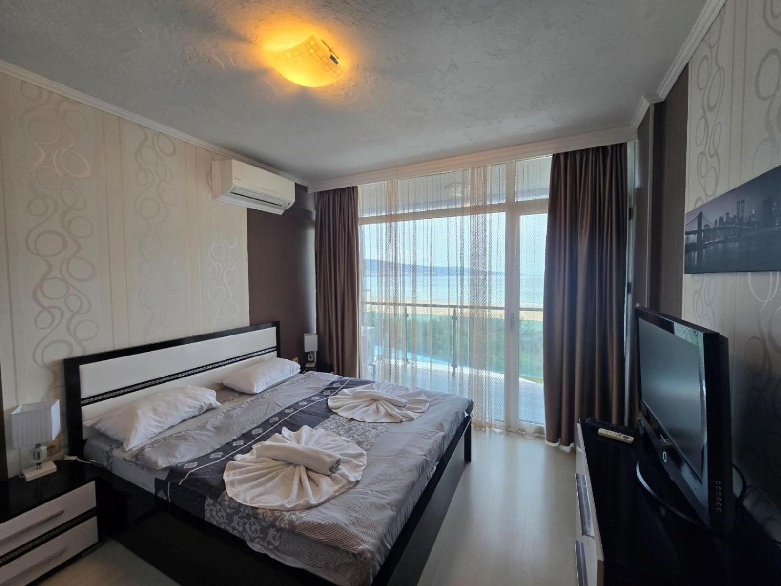 One-Bedroom Apartment with Sea View photo 2