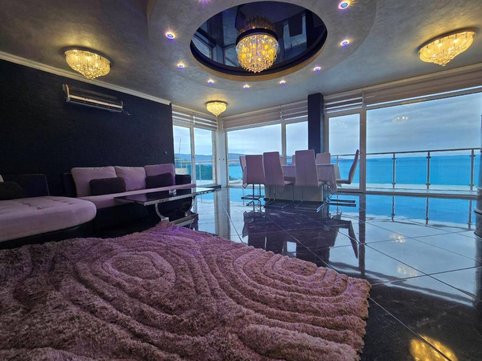 Three-Bedroom Apartment with Sea View photo 3