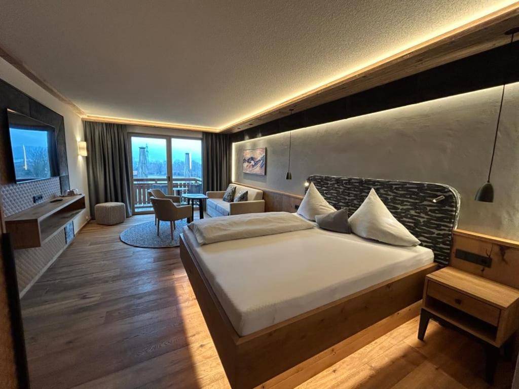 Deluxe Double or Twin Room with Balcony
