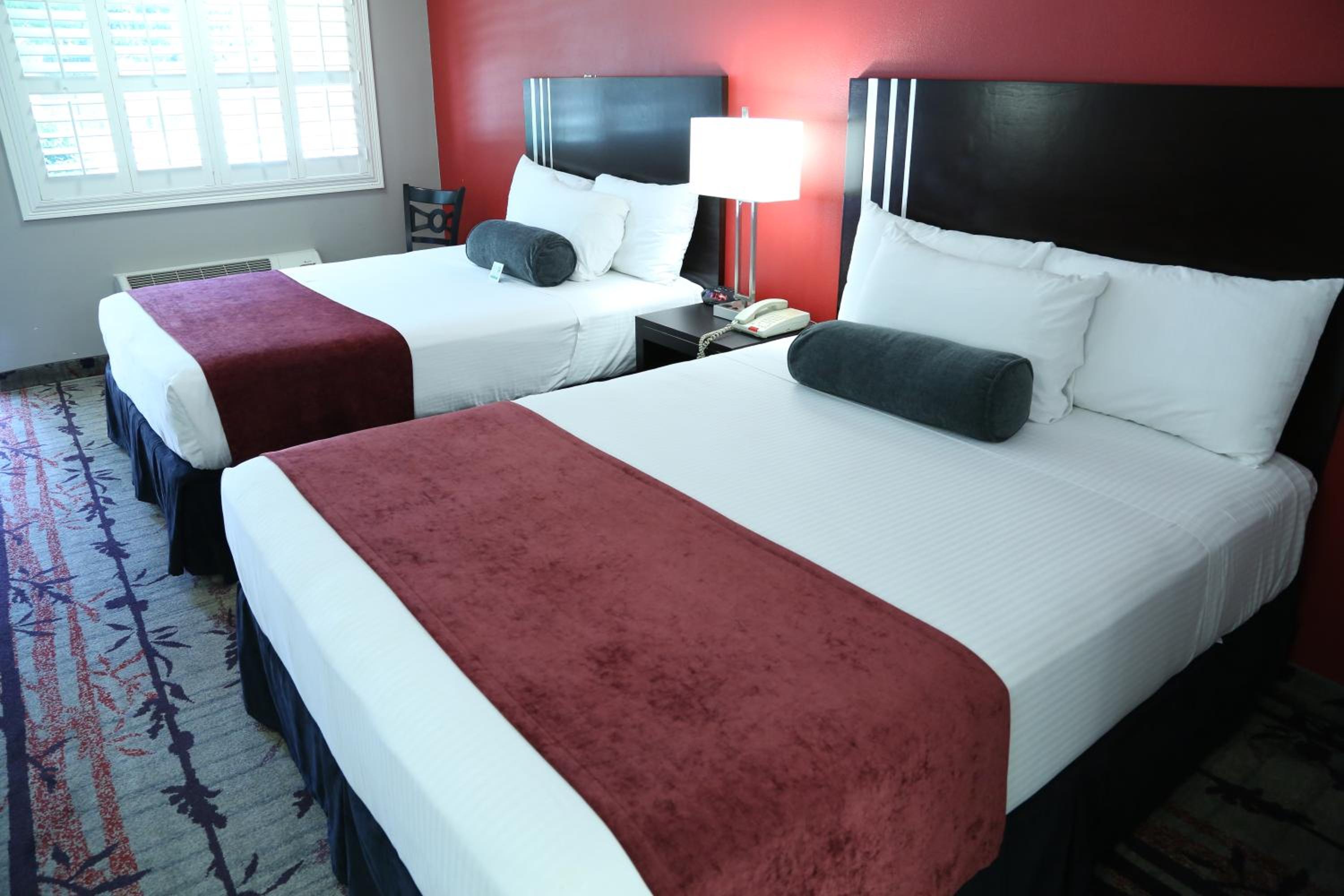 Deluxe Single Room, 2 Queen Beds, Nonsmoking Garden View - Photo 5