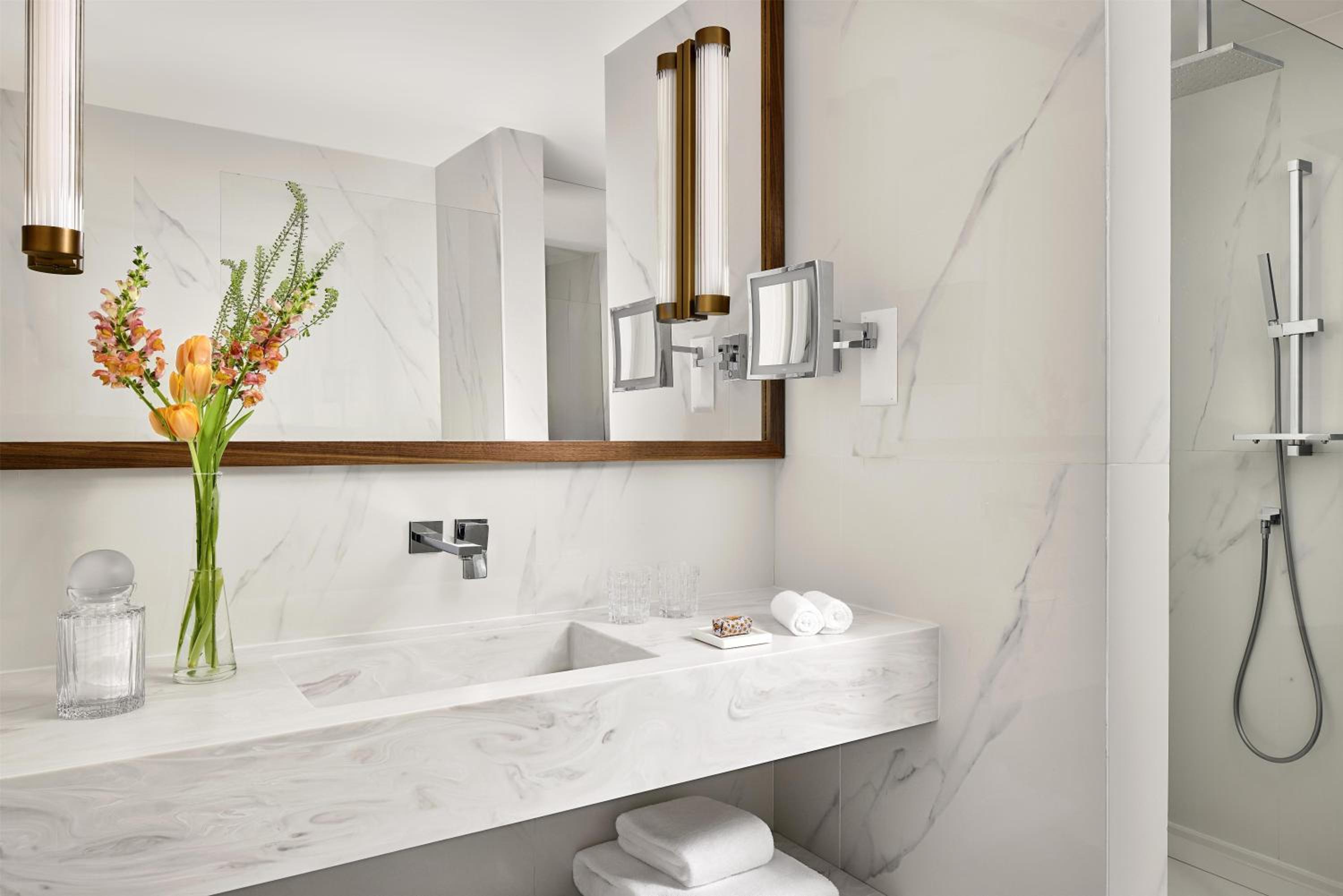 Signature Premium Suite (Non Smoking)
