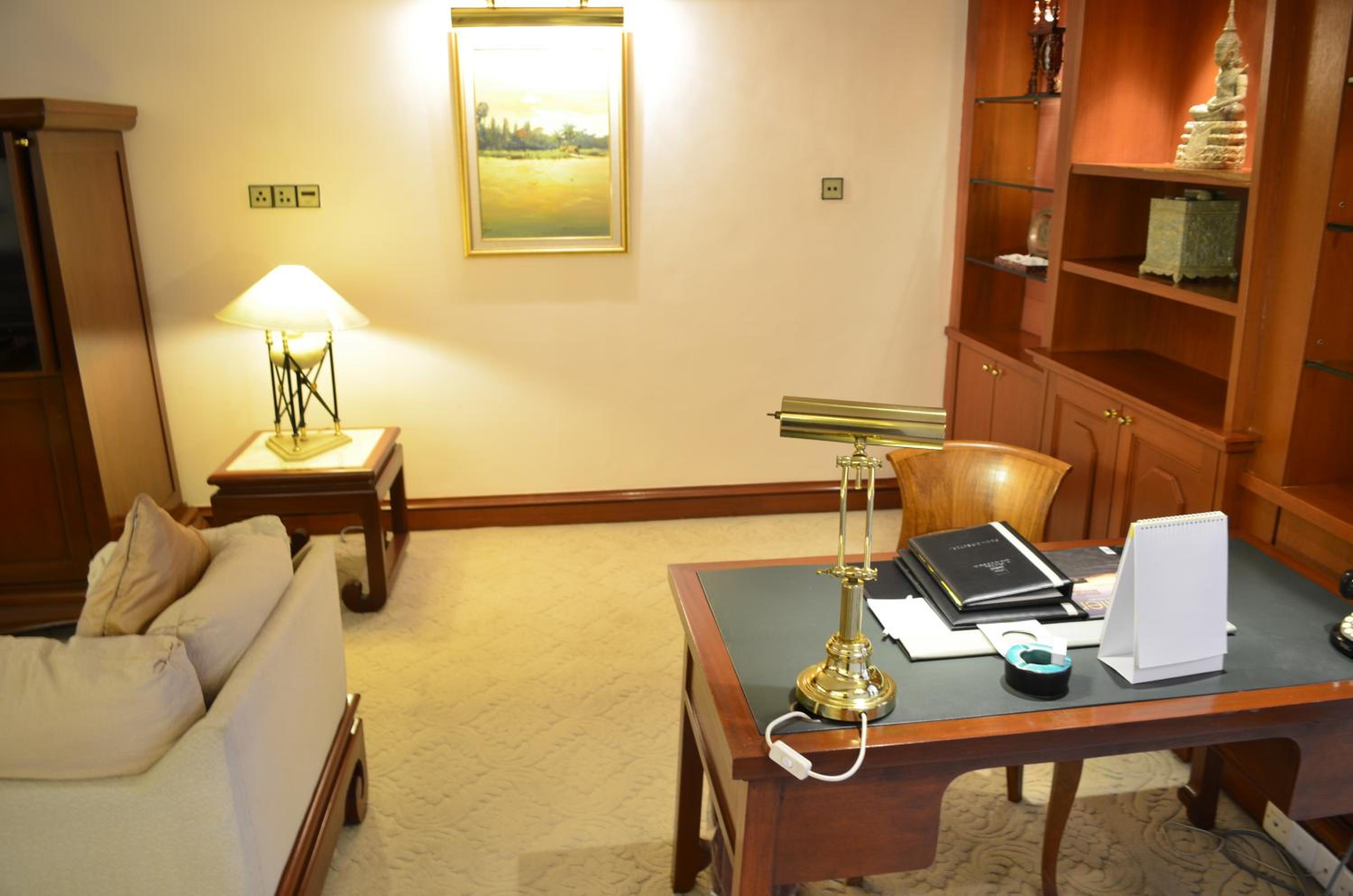 Executive Suite - Photo 11