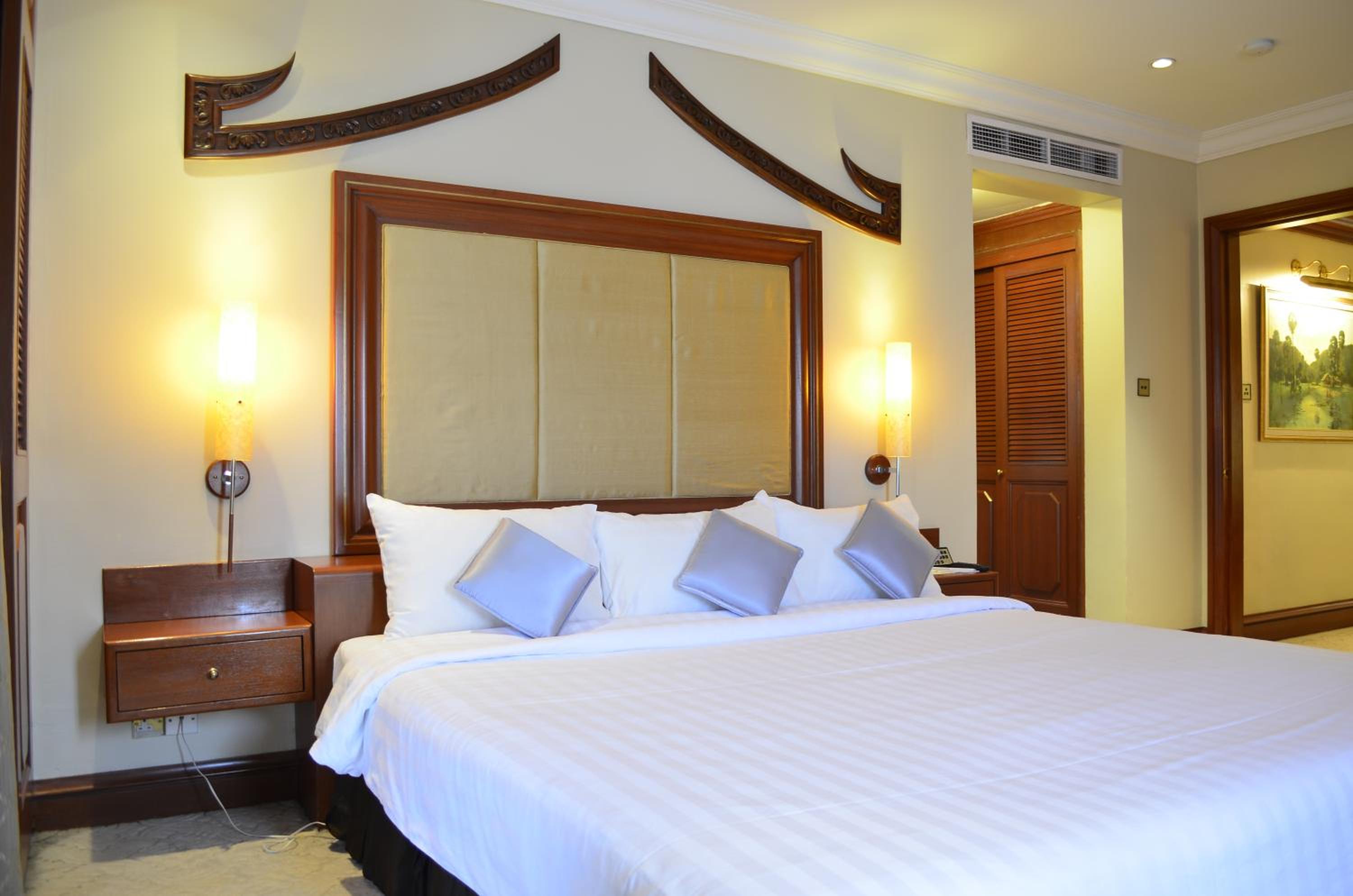 Executive Suite - Photo 18