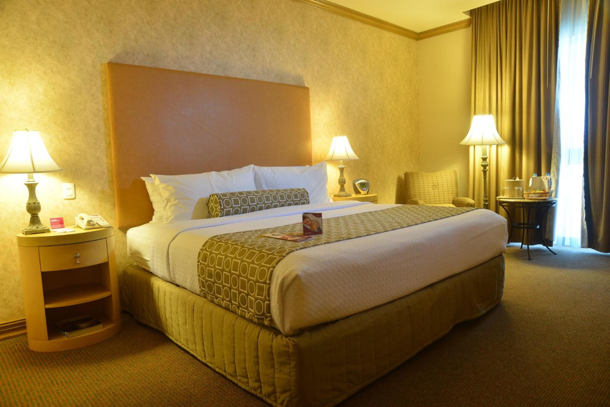Standard King Room with Lounge Access - Photo 1