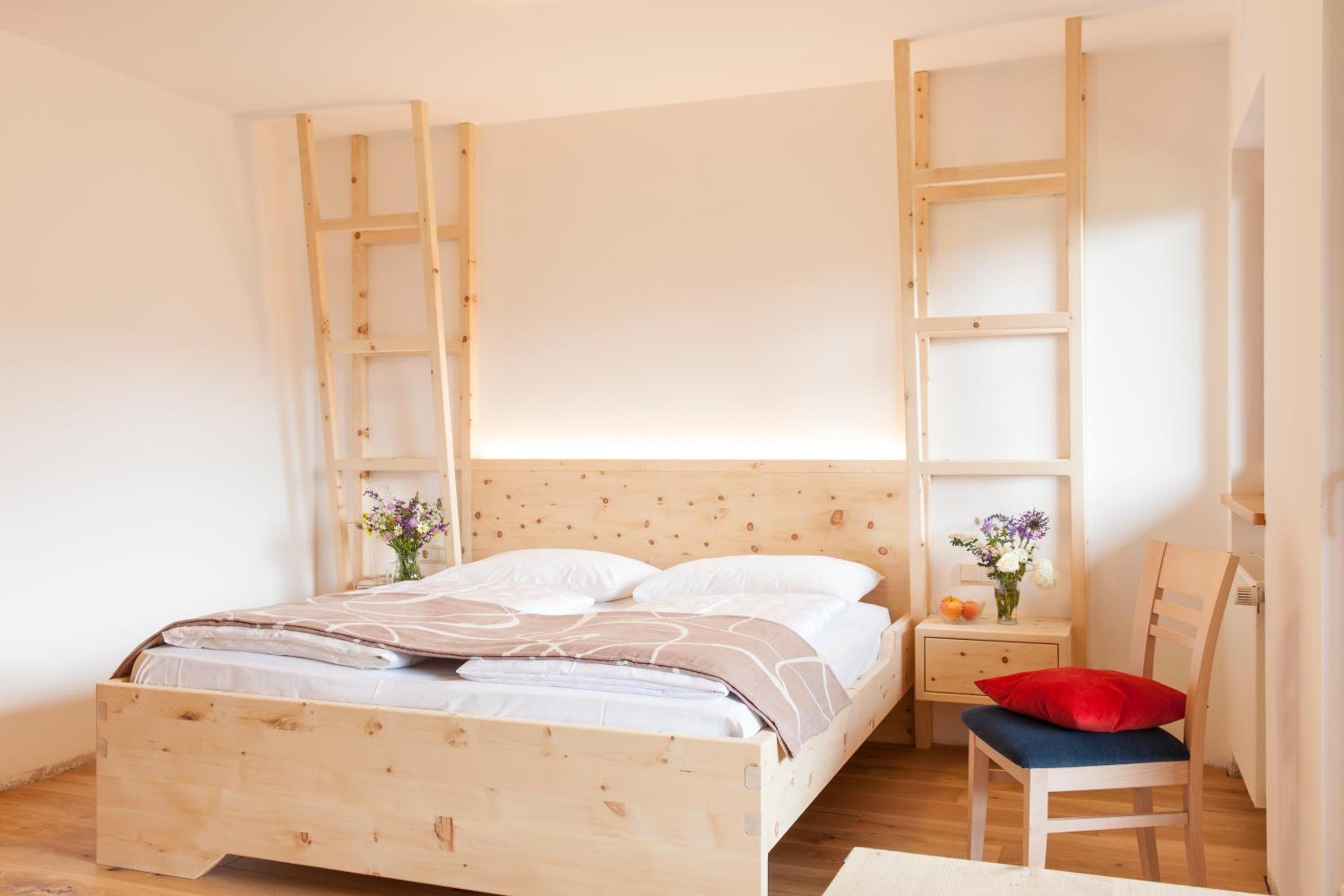 One-Bedroom Apartment with Balcony and Mountain View   photo 2