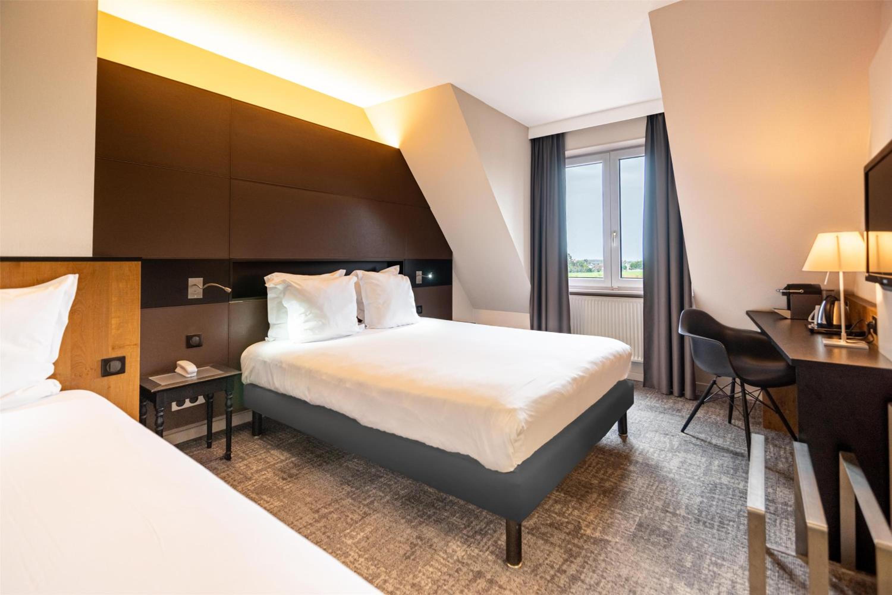 Comfort Room with One Queen Bed and One Single Bed - Non-Smoking - Photo 1