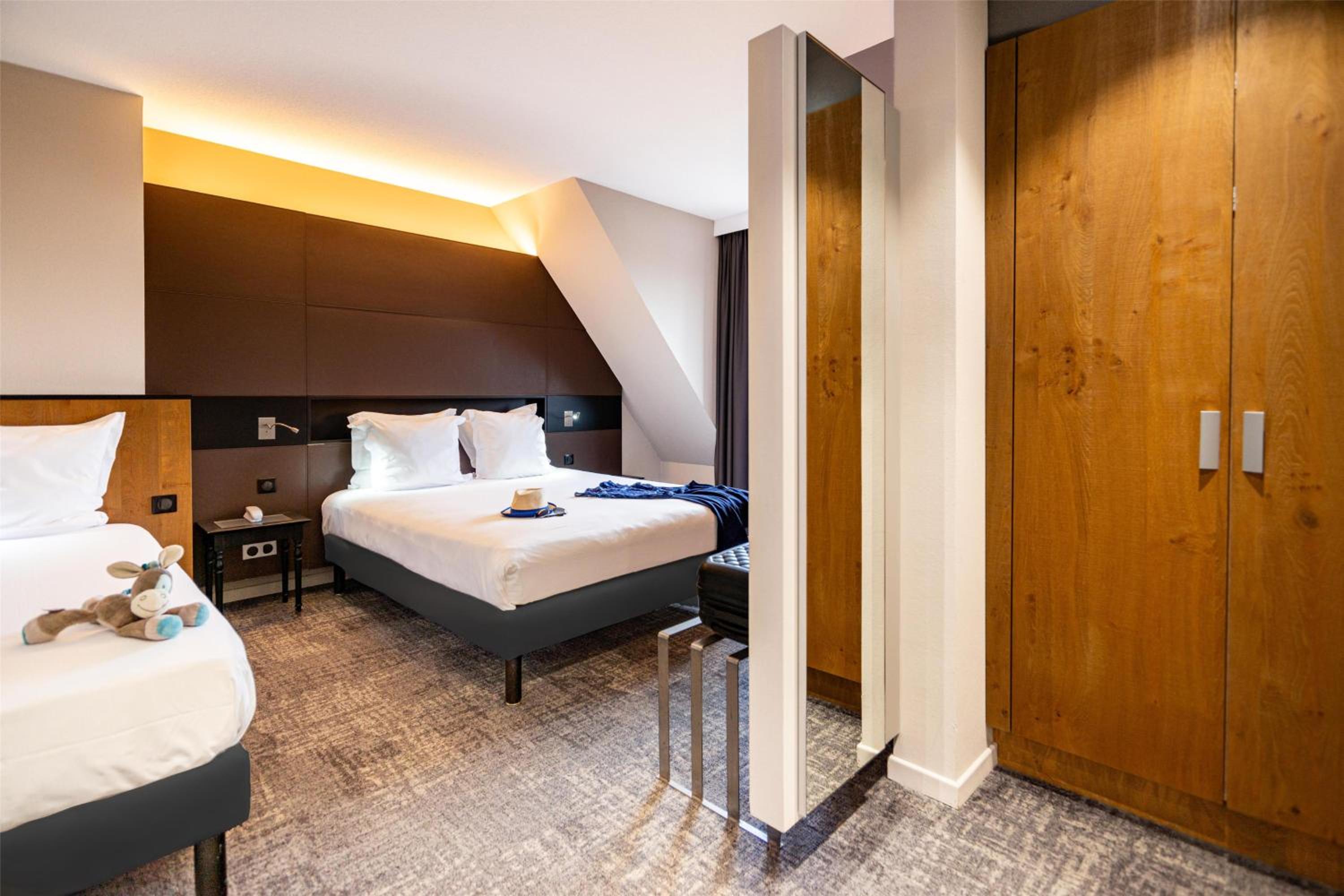 Comfort Room with One Queen Bed and One Single Bed - Non-Smoking - Photo 2