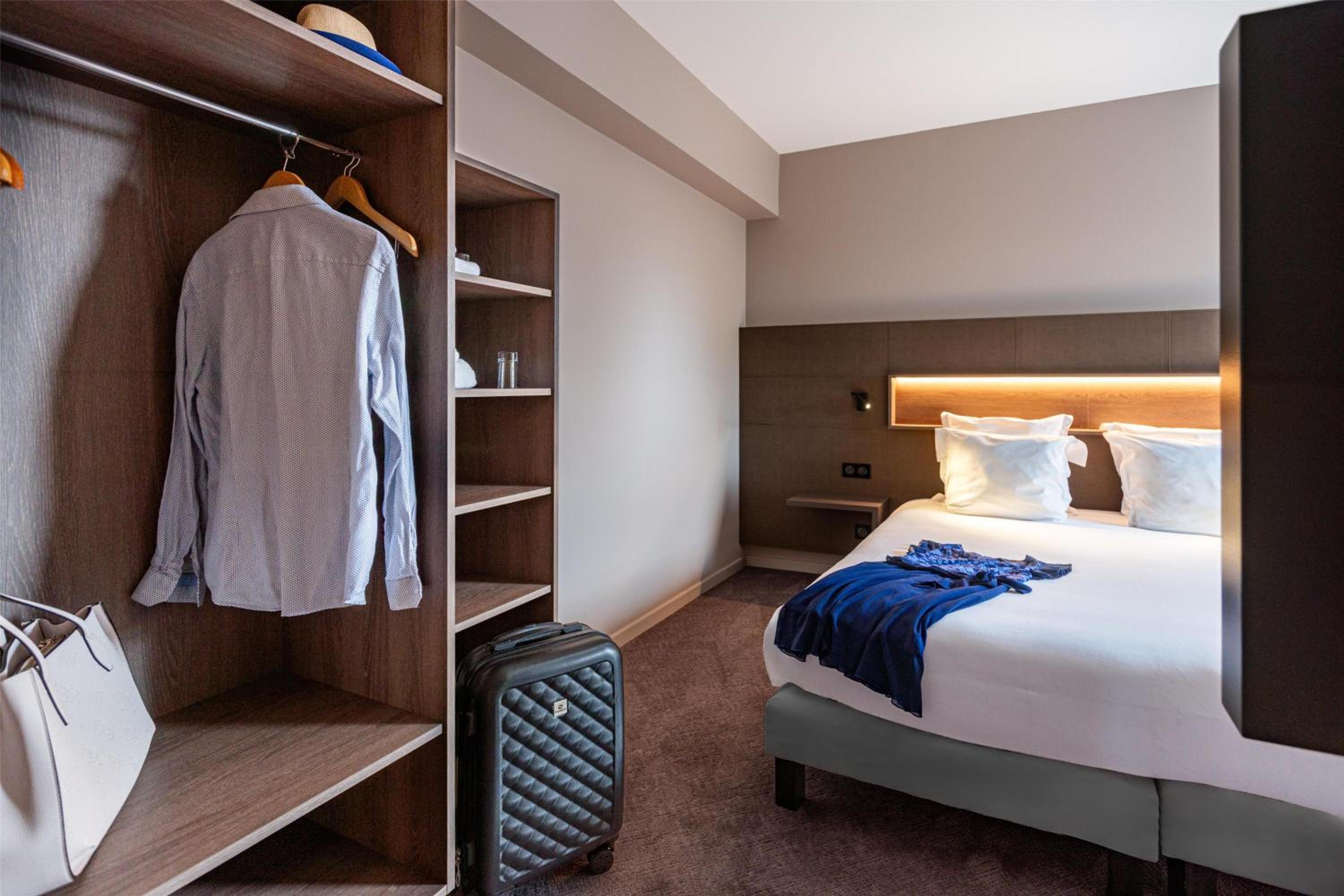 Family Room with One Queen Bed and Two Single Beds - Non-Smoking  - Photo 1