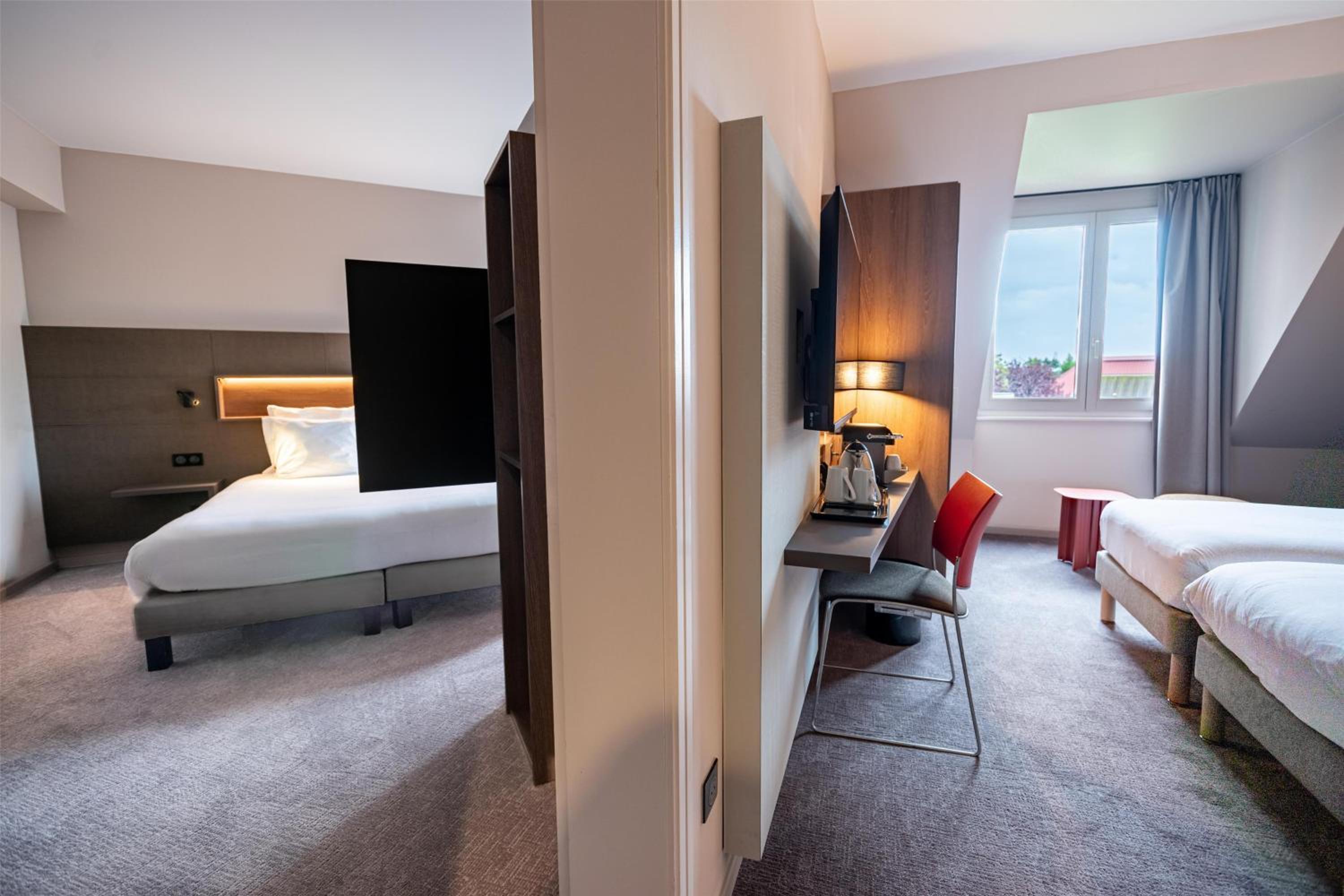 Family Room with One Queen Bed and Two Single Beds - Non-Smoking  - Photo 2