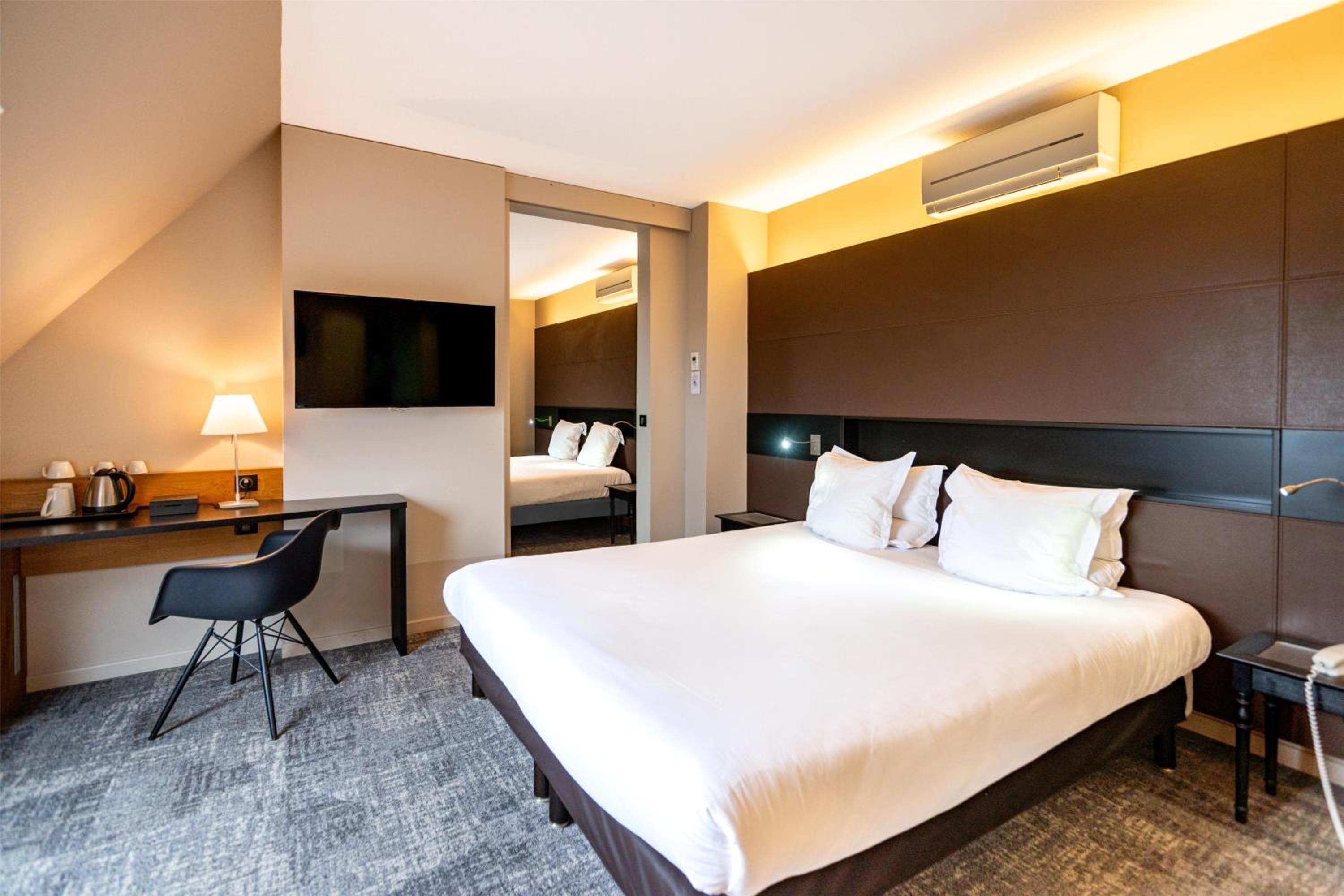 Family Room with One Queen Bed and Two Single Beds - Non-Smoking  - Photo 3