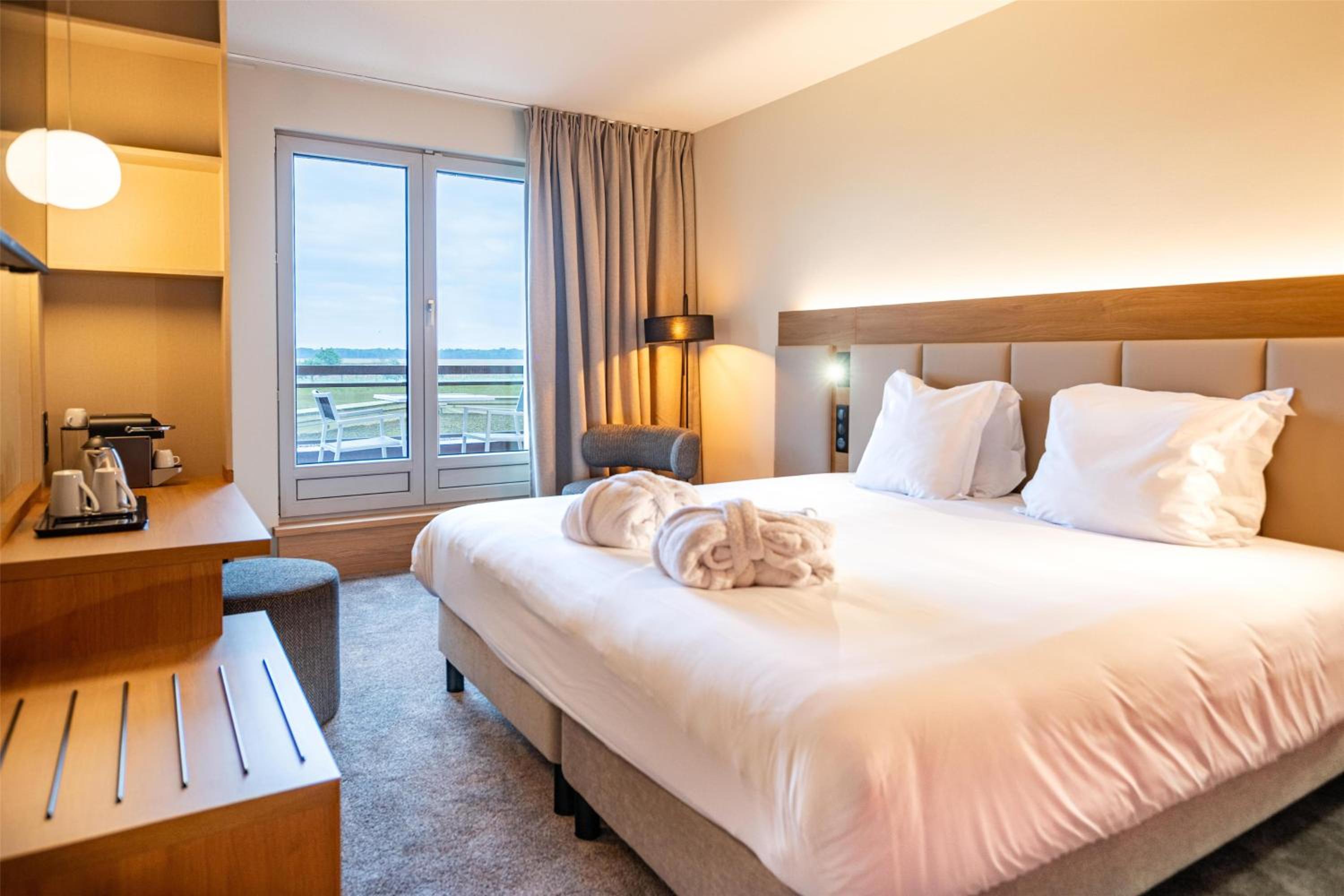 Deluxe King Room with Terrace - Non-Smoking - Photo 3