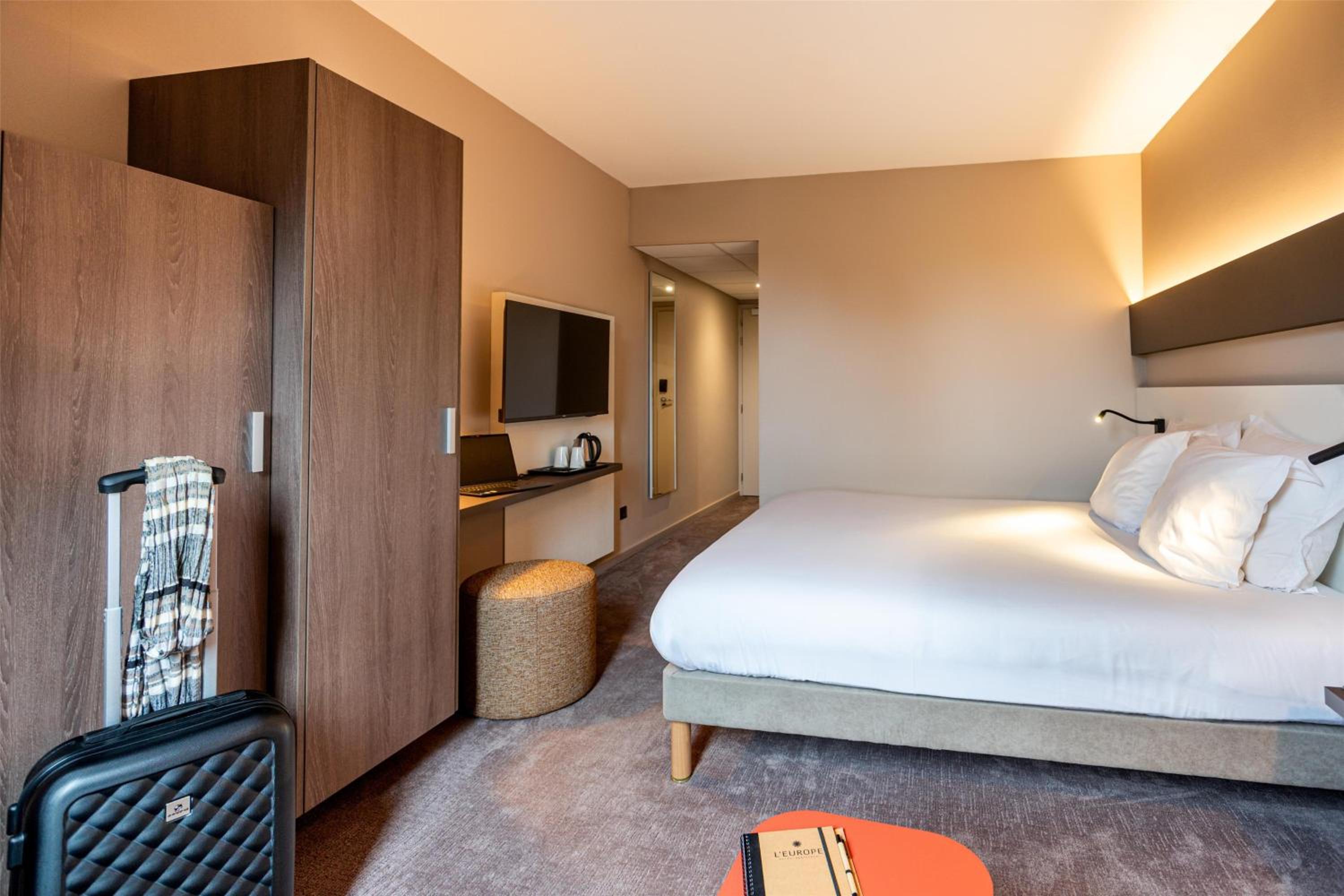 Comfort Room with One Queen Bed and One Single Bed - Non-Smoking - Photo 3