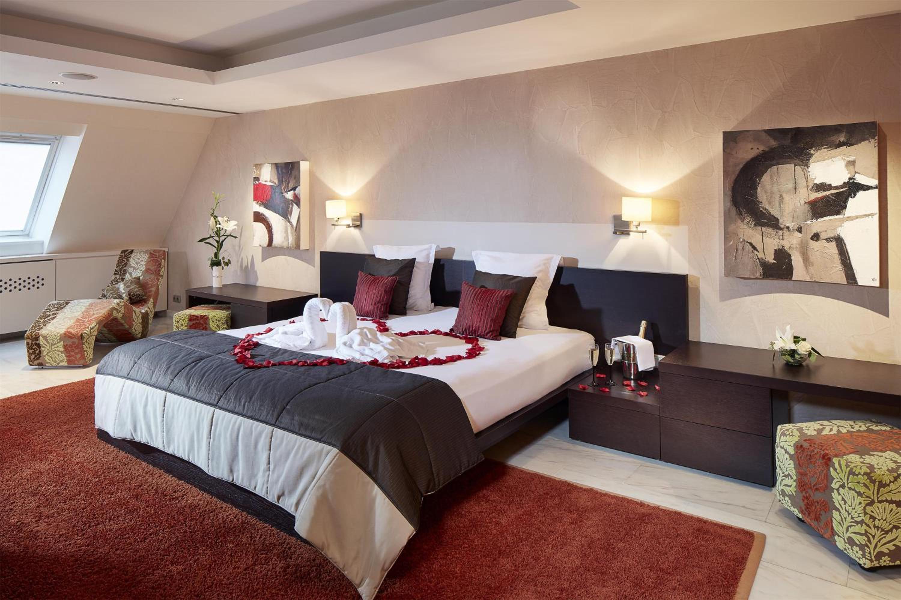 King Suite with Sofa Bed and Terrace - Non-Smoking - Photo 1