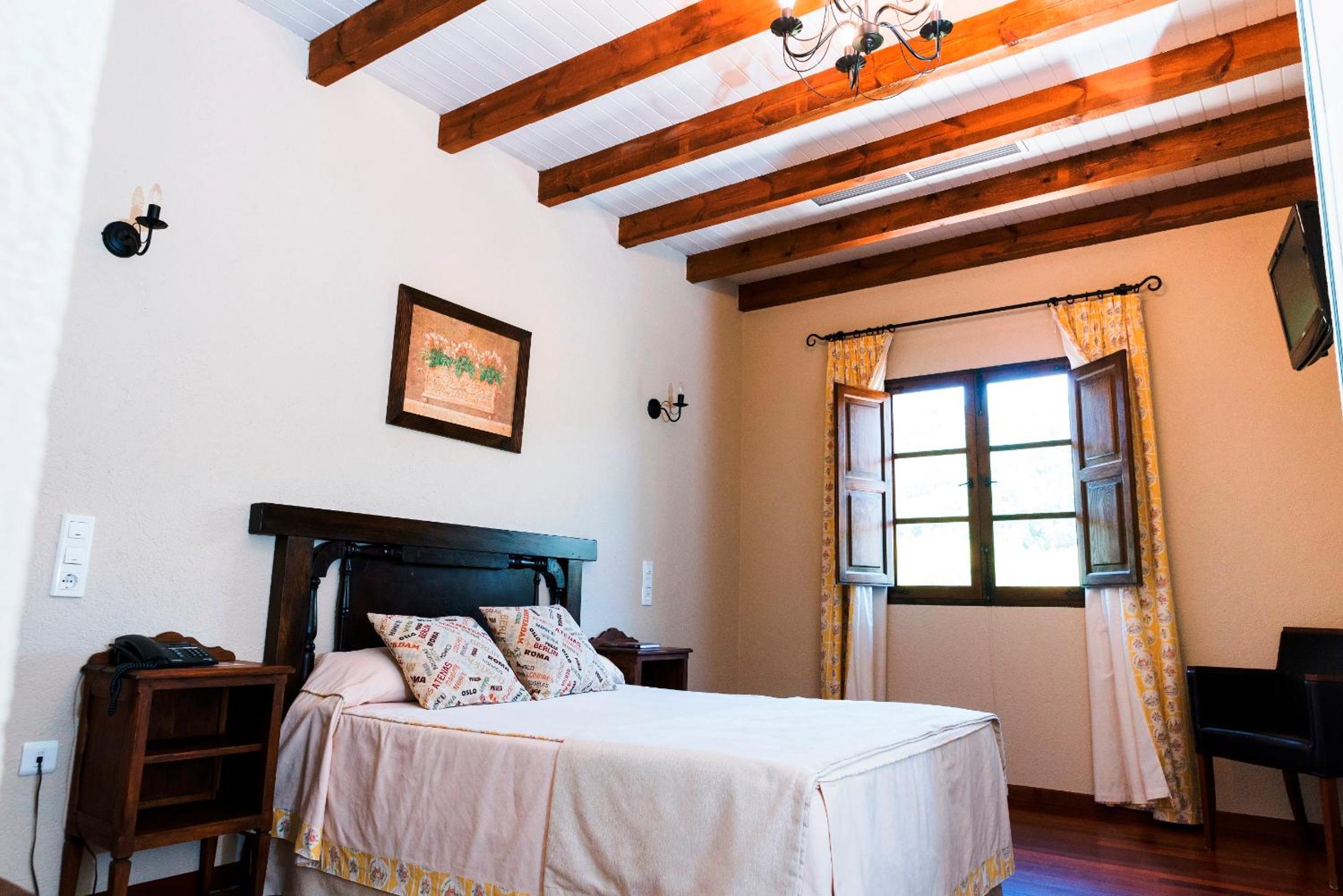 Double or Twin Room - Photo 3