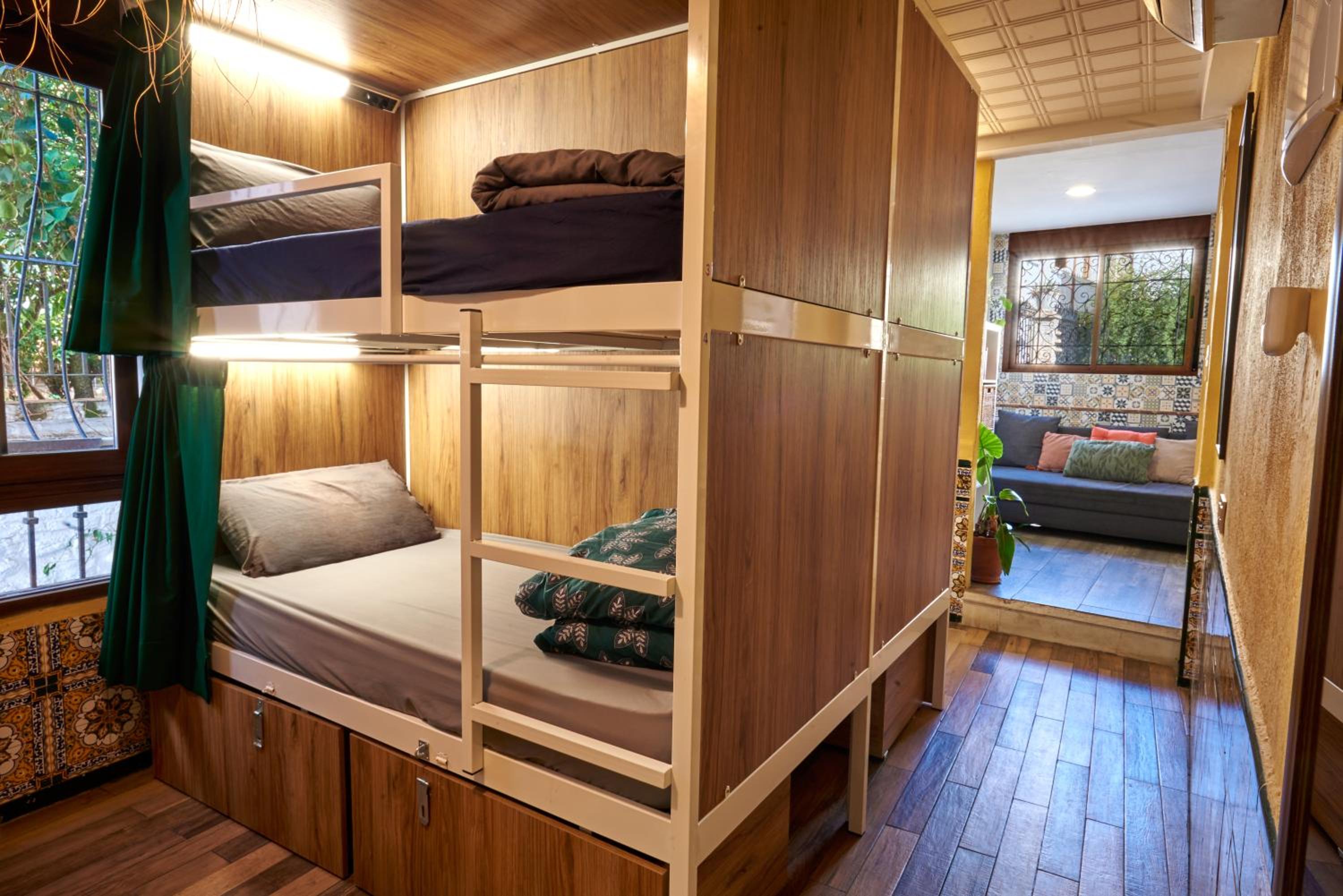 Cama en Habitación Compartida Femenina de 6 Camas