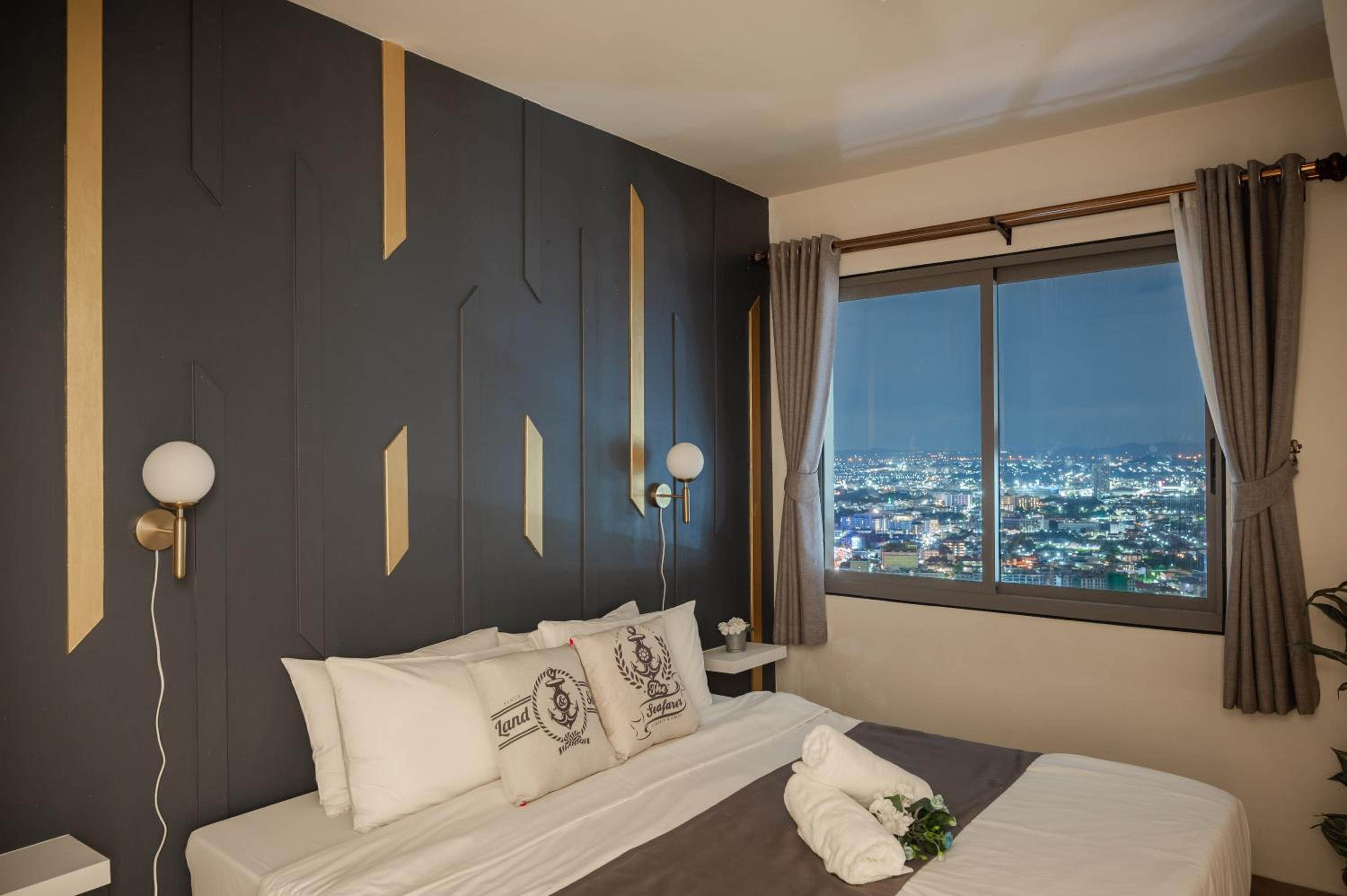 Superior Double or Twin Room with City View photo 2